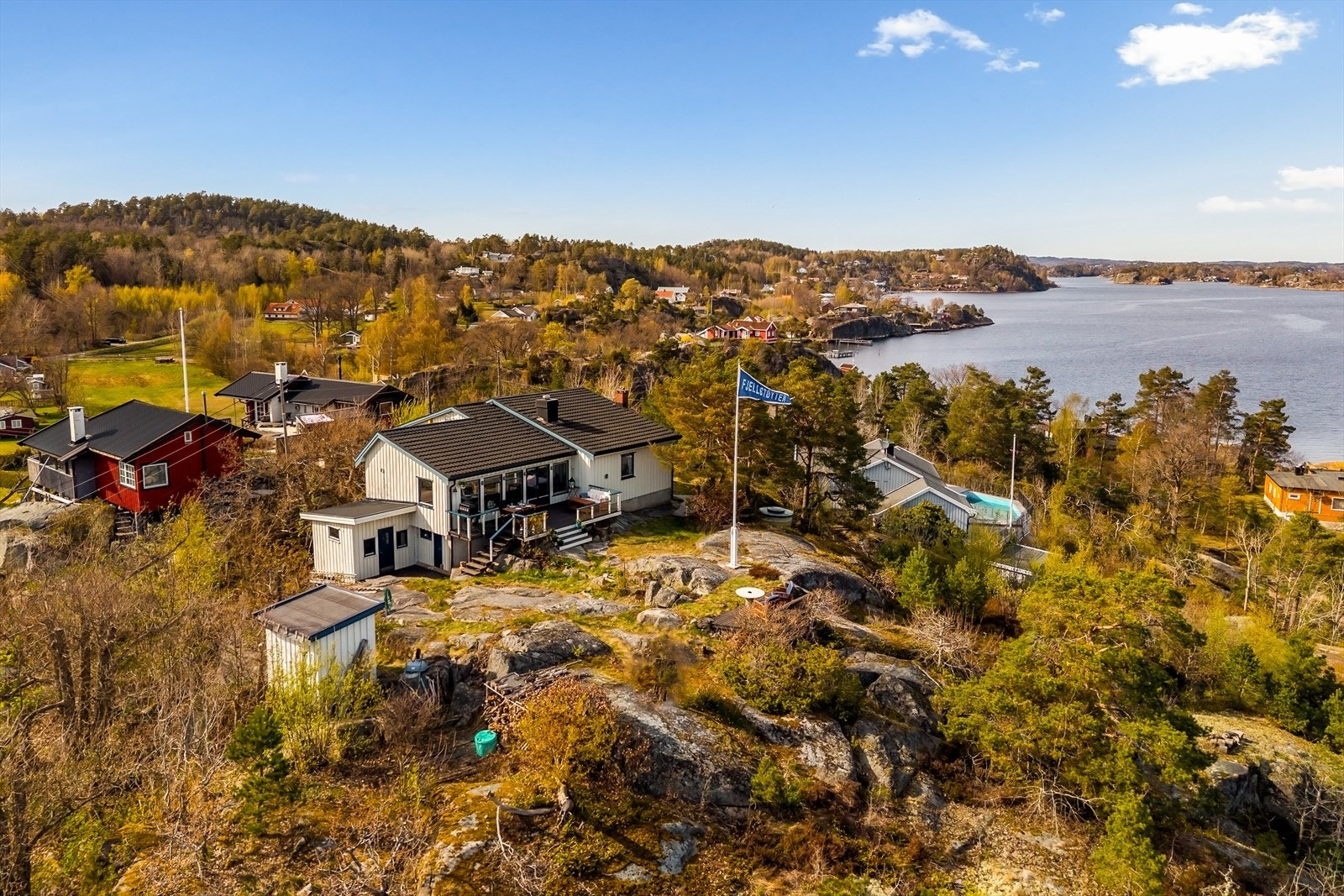 Taket er tekket med steinbelagte stålplater og er fra 2005. Galleribilde