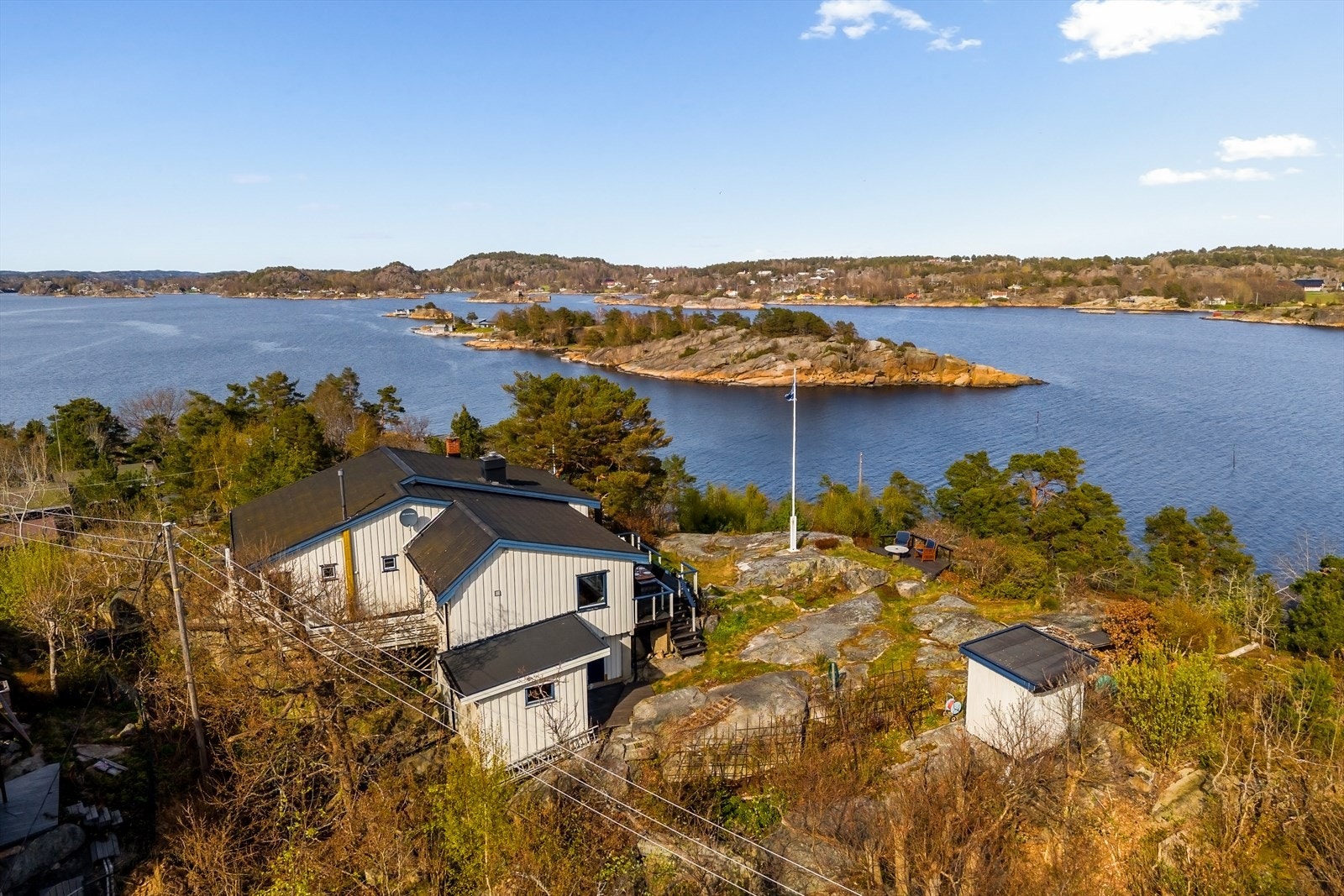 Eiendommen ligger i et etablert og populært hytteområde på Vesterøya. Galleribilde