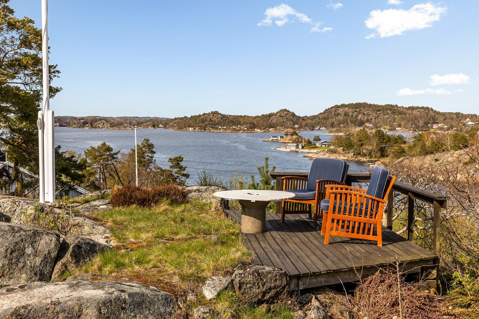 En av flere uteplasser på tomten, perfekt for å nyte roen og utsikten. Galleribilde