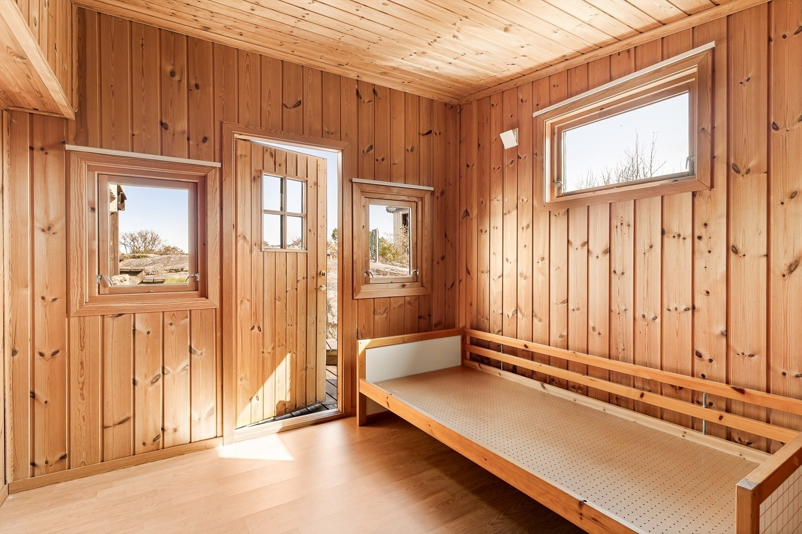 Et av soverommene har egen utgang, perfekt for morgenbadet. Galleribilde
