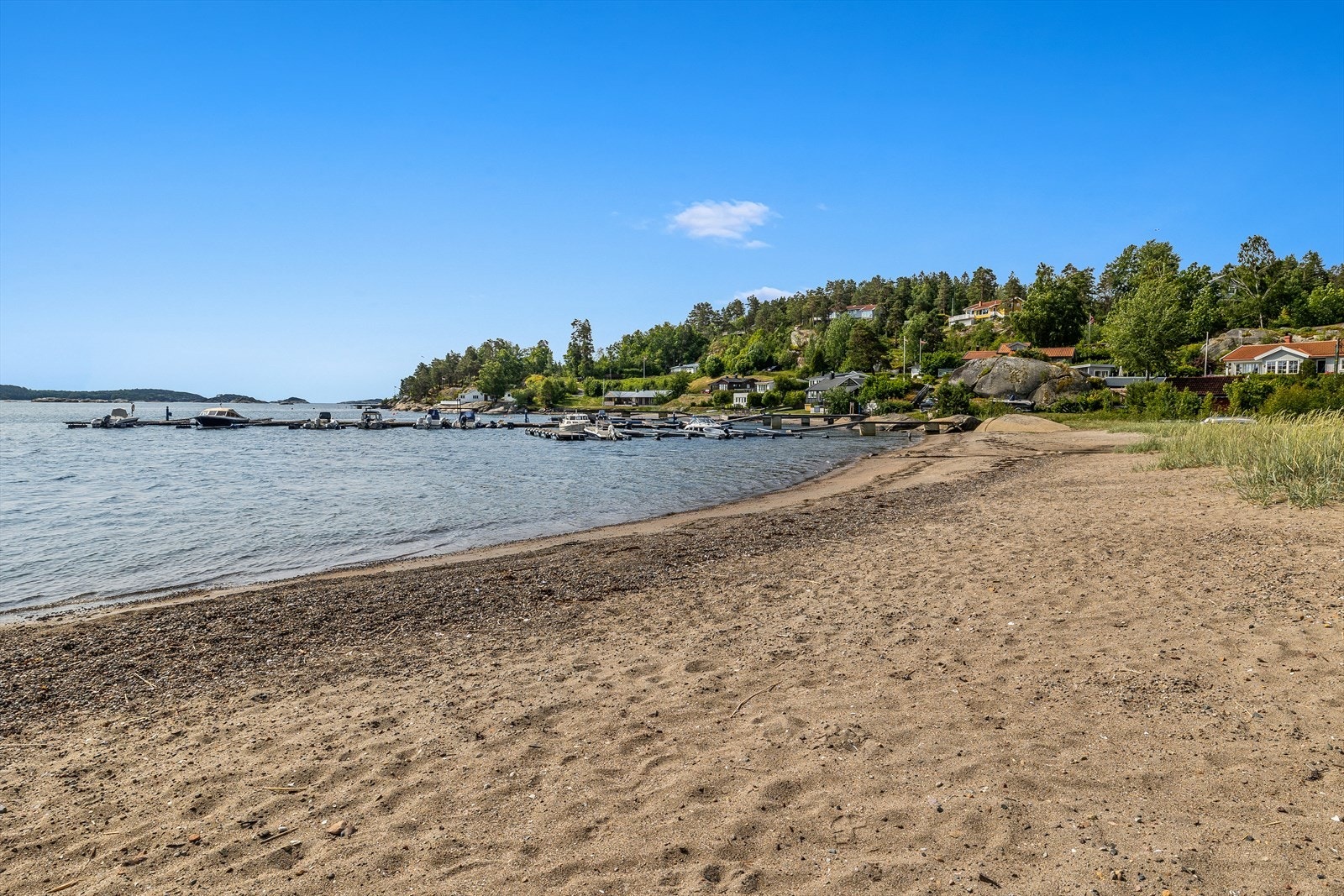 Fra eiendommen er det få minutter å gå ned til en deilig sandstrand med badeplass og egen båtplass..jpg Galleribilde