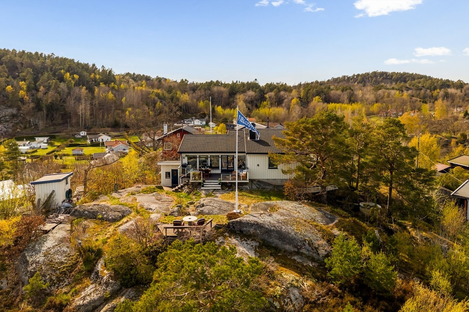 Tomten er en naturtomt som er delvis opparbeidet med terrasser i tre, og glir naturlig inn i det kystnære landskapet. Galleribilde