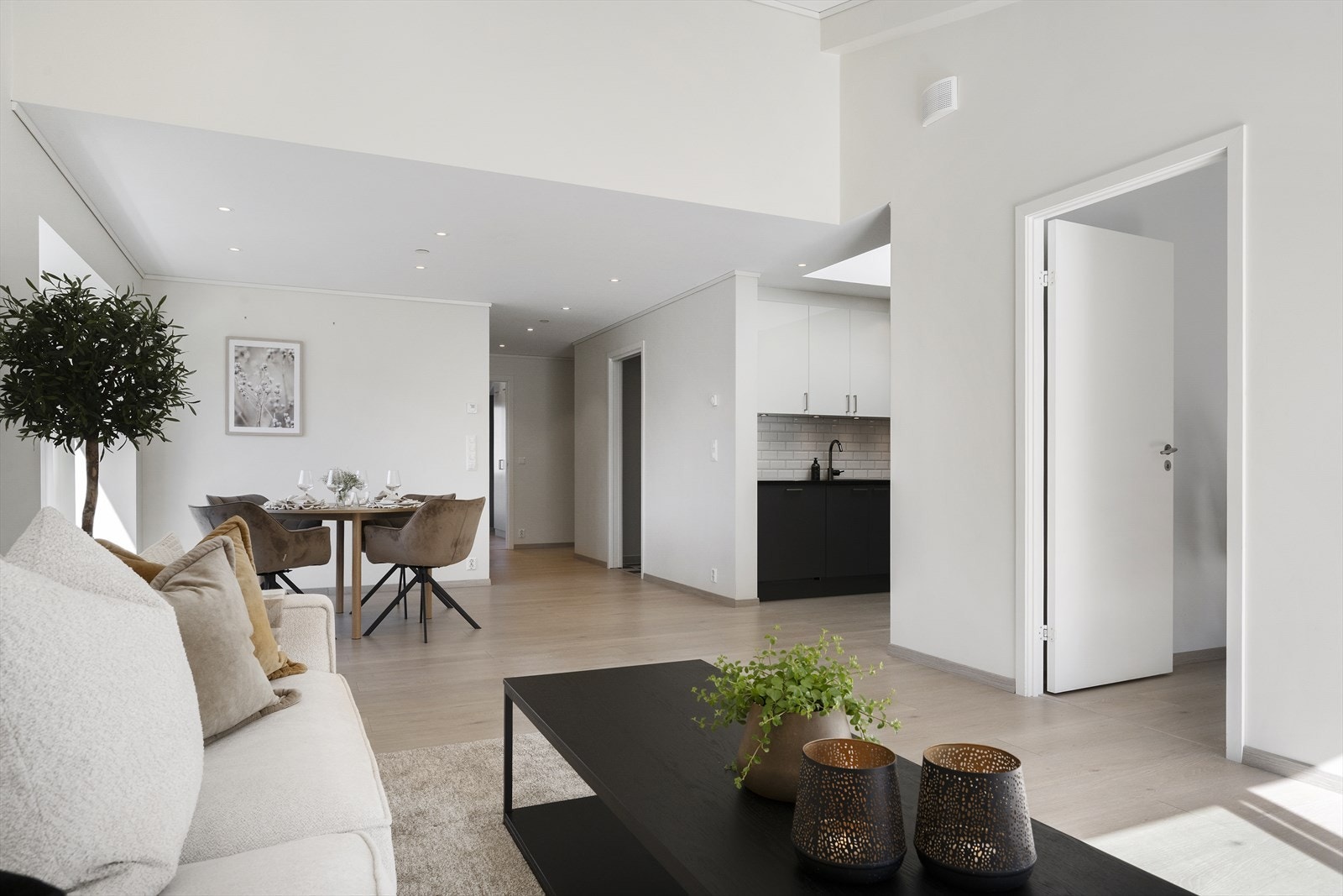 Stova har god plass til både sofagruppe og spisebord, og er eit naturleg samlingspunkt i bustaden. Galleribilde