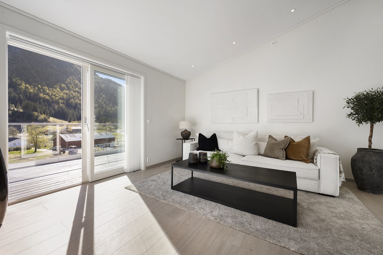 Skyvedøra i tre med 3-lags glas opnar opp mot verandaen og slepp inn rikeleg med dagslys. Galleribilde