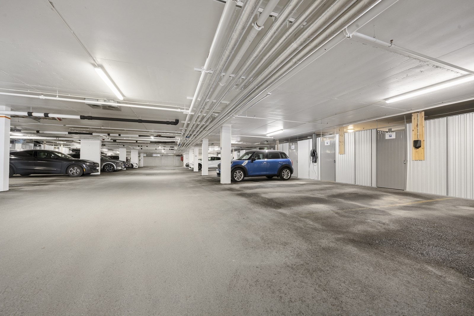 Det følgjer med eigen parkeringsplass og ei sportsbod på 5 m² i felles garasjeanlegg. Garasjeplassen er klargjort for installasjon av elbilladar. Galleribilde