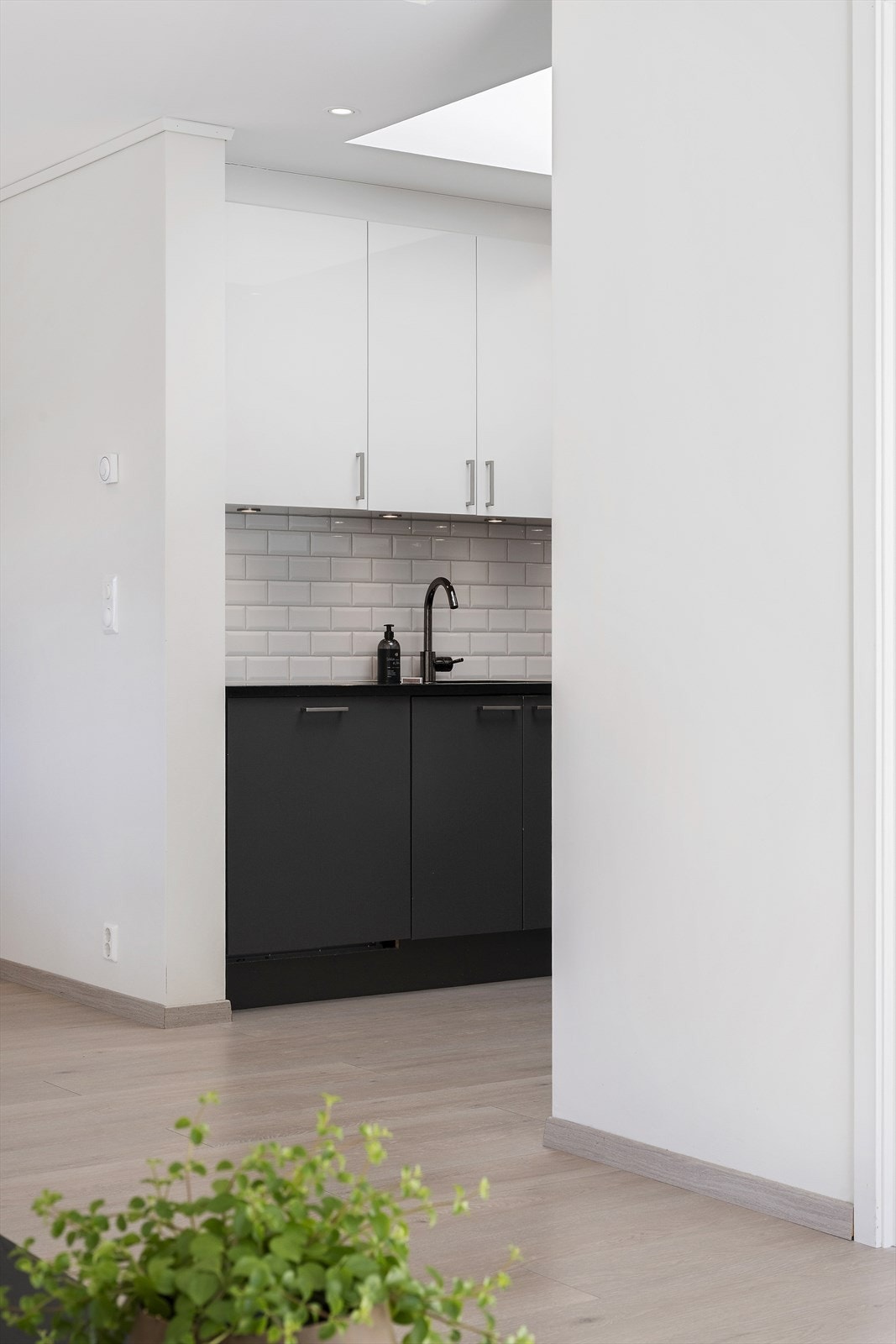 Kjøkkenet er praktisk plassert i ein eigen nisje, men likevel i open tilknyting til stova. Galleribilde