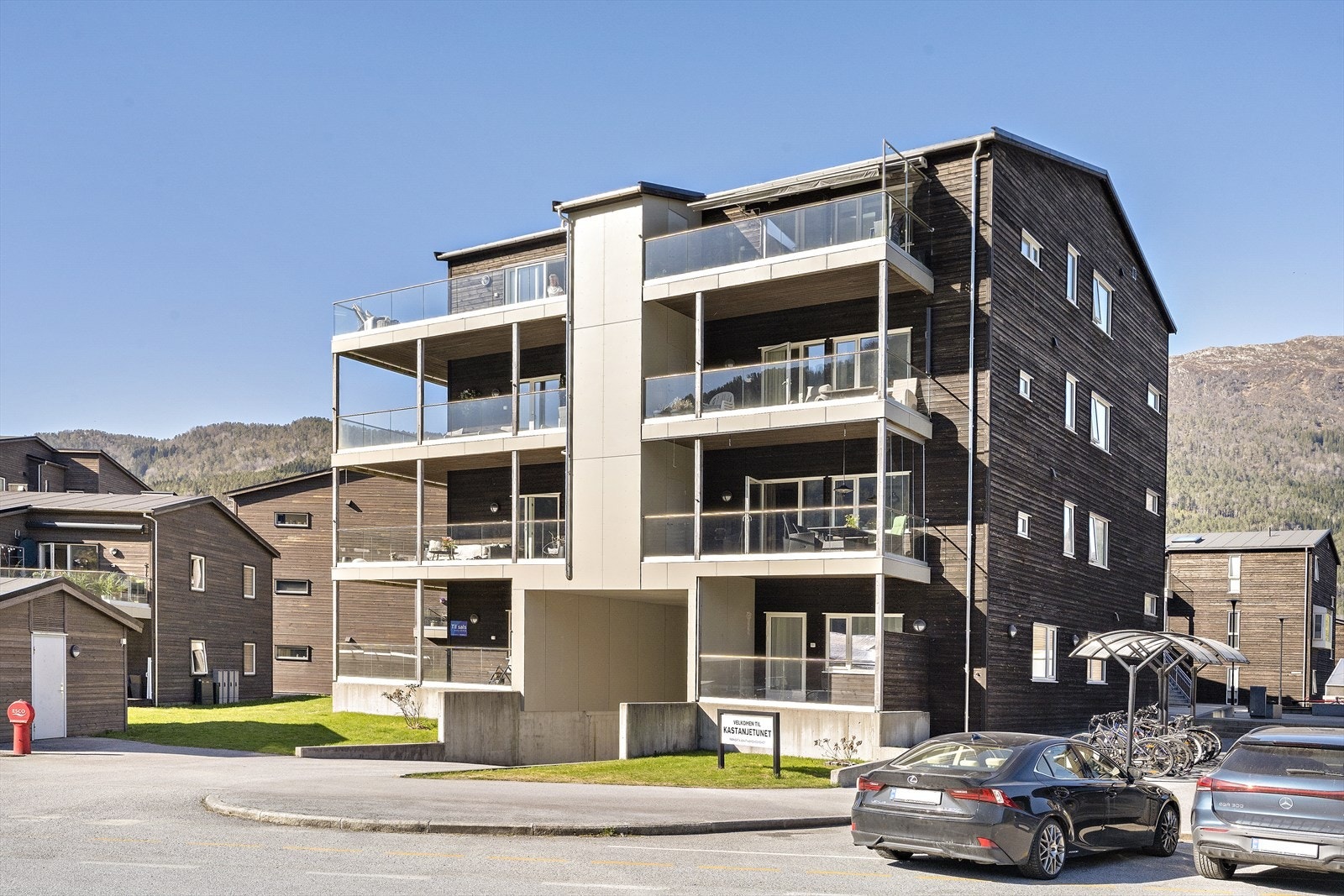 Moderne leilegheitsbygg frå 2017 med yttervegger i trepanel. Sameiget består av 38 bustadseksjonar. Galleribilde