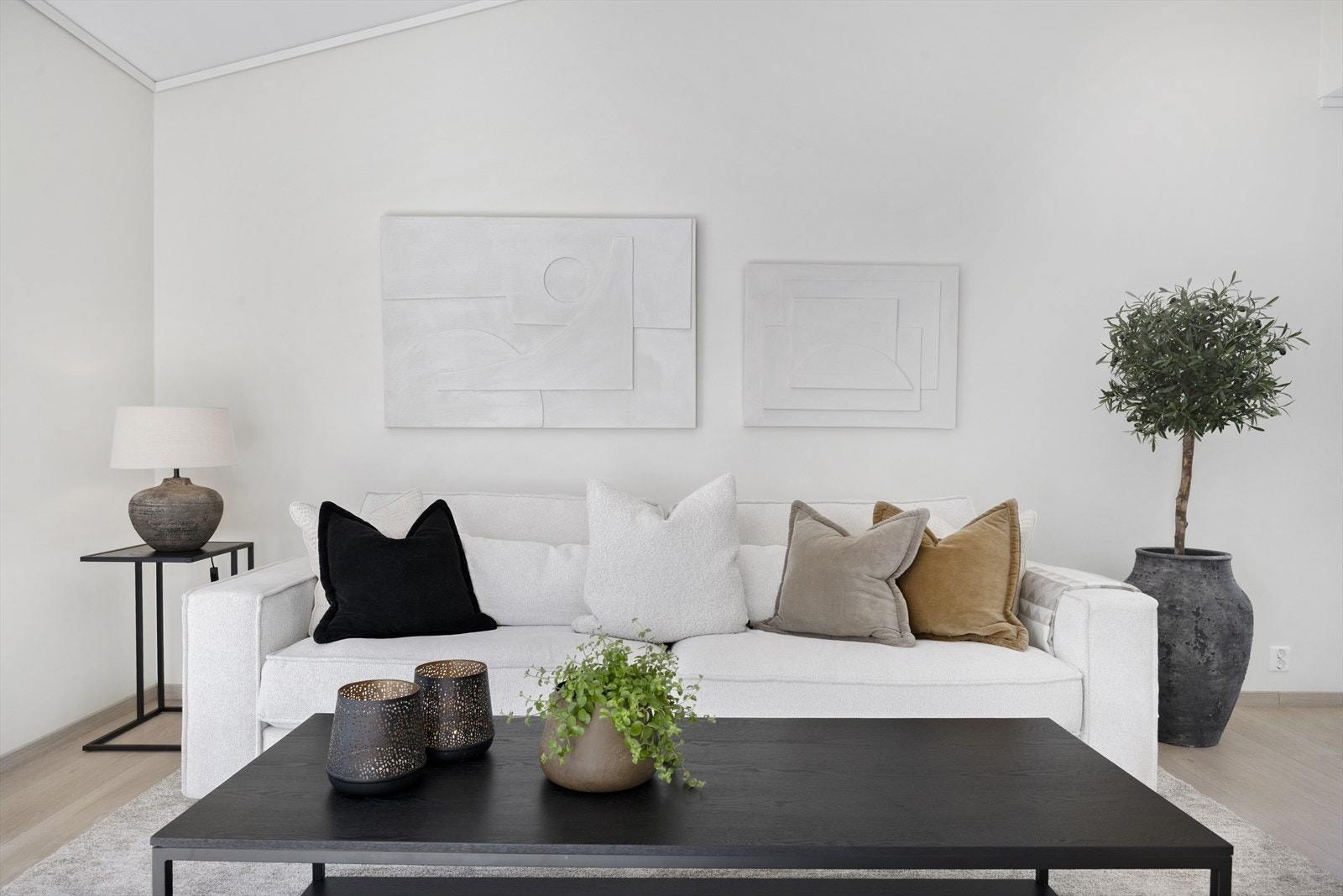 Store veggflater gir gode høve for personleg innreiing og kunst. Galleribilde