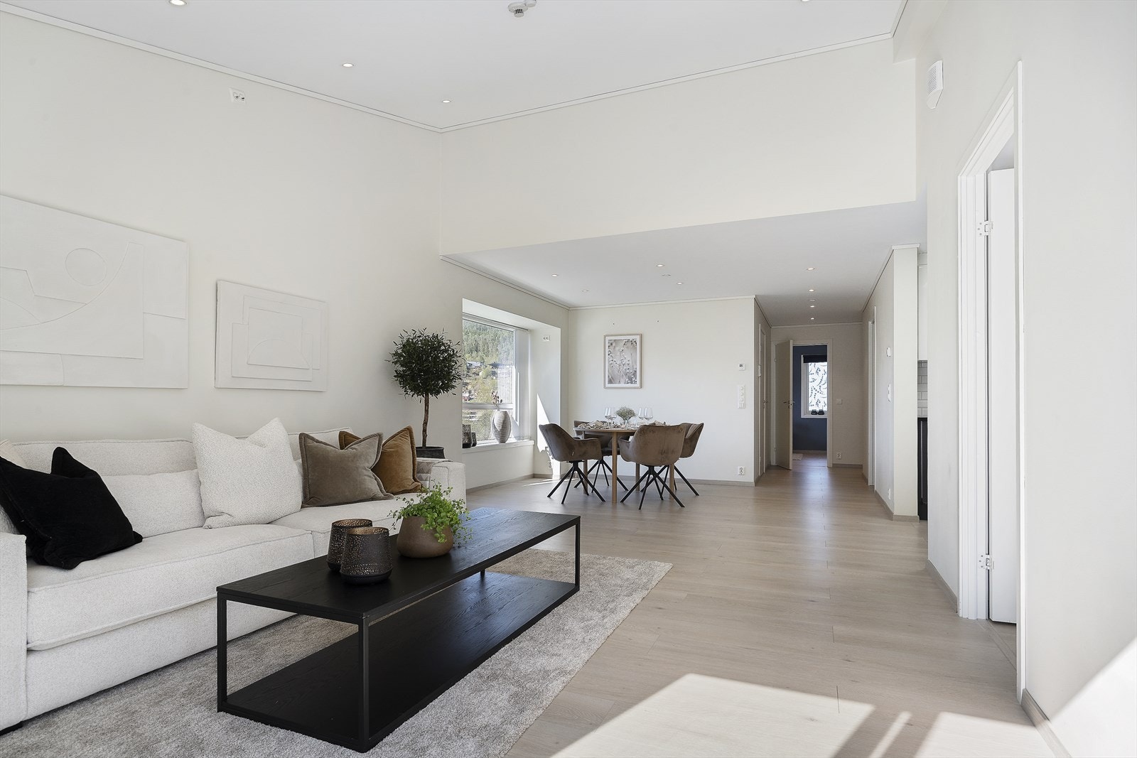 Legg merke til den flotte himlinga. Leilegheita er godt utrusta med downlights. Galleribilde