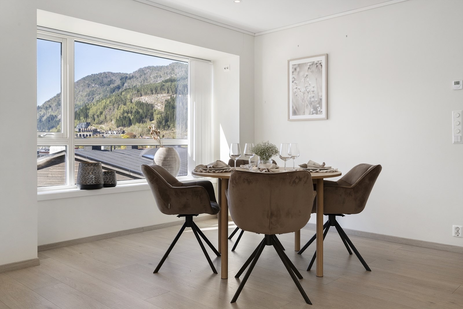 Vindauga ved spiseplassen gir godt med lys og utsyn over nærområdet. Galleribilde