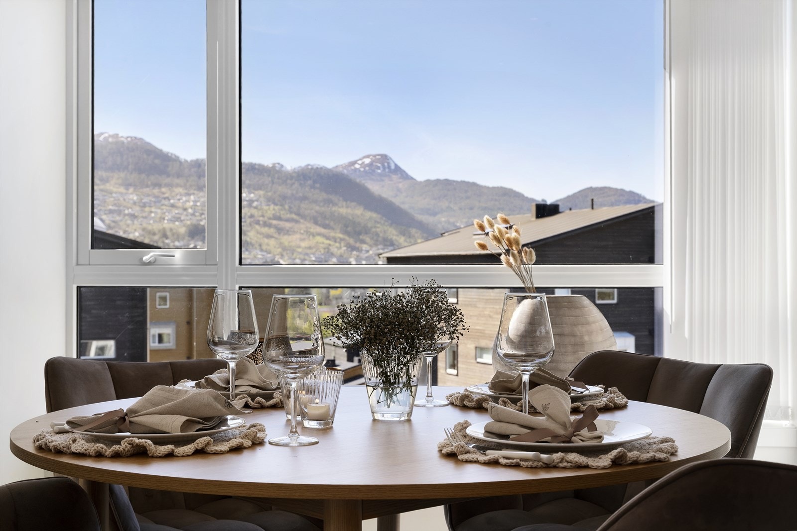 Frå spiseplassen kan du nyte utsikta mot fjella og lysa frå sentrum. Galleribilde