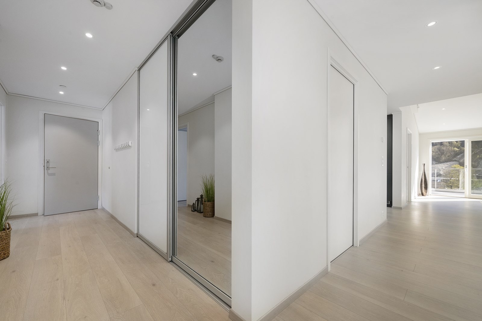 Innbydande entré med praktisk skyvedørsgarderobe med speilfrontar. Innfelte spotter i taket. Galleribilde