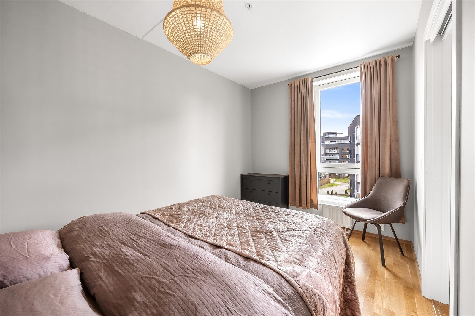Soverommet har en takhøyde på ca. 2.50 meter og oppvarming via radiator med vannbåren varme. Galleribilde