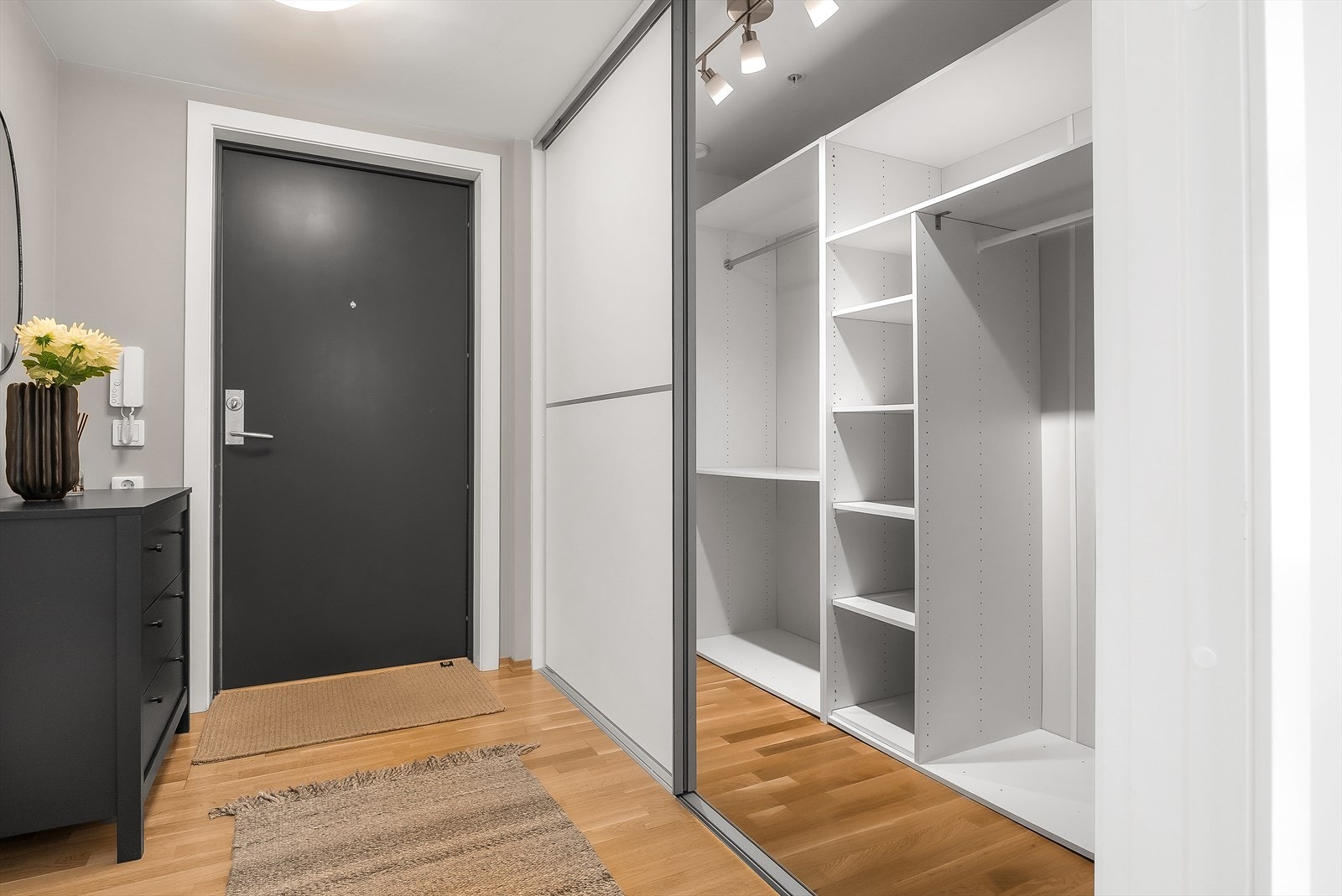 I gangen er det en romslig garderobe med skyvedører og god plass til oppbevaring. Galleribilde