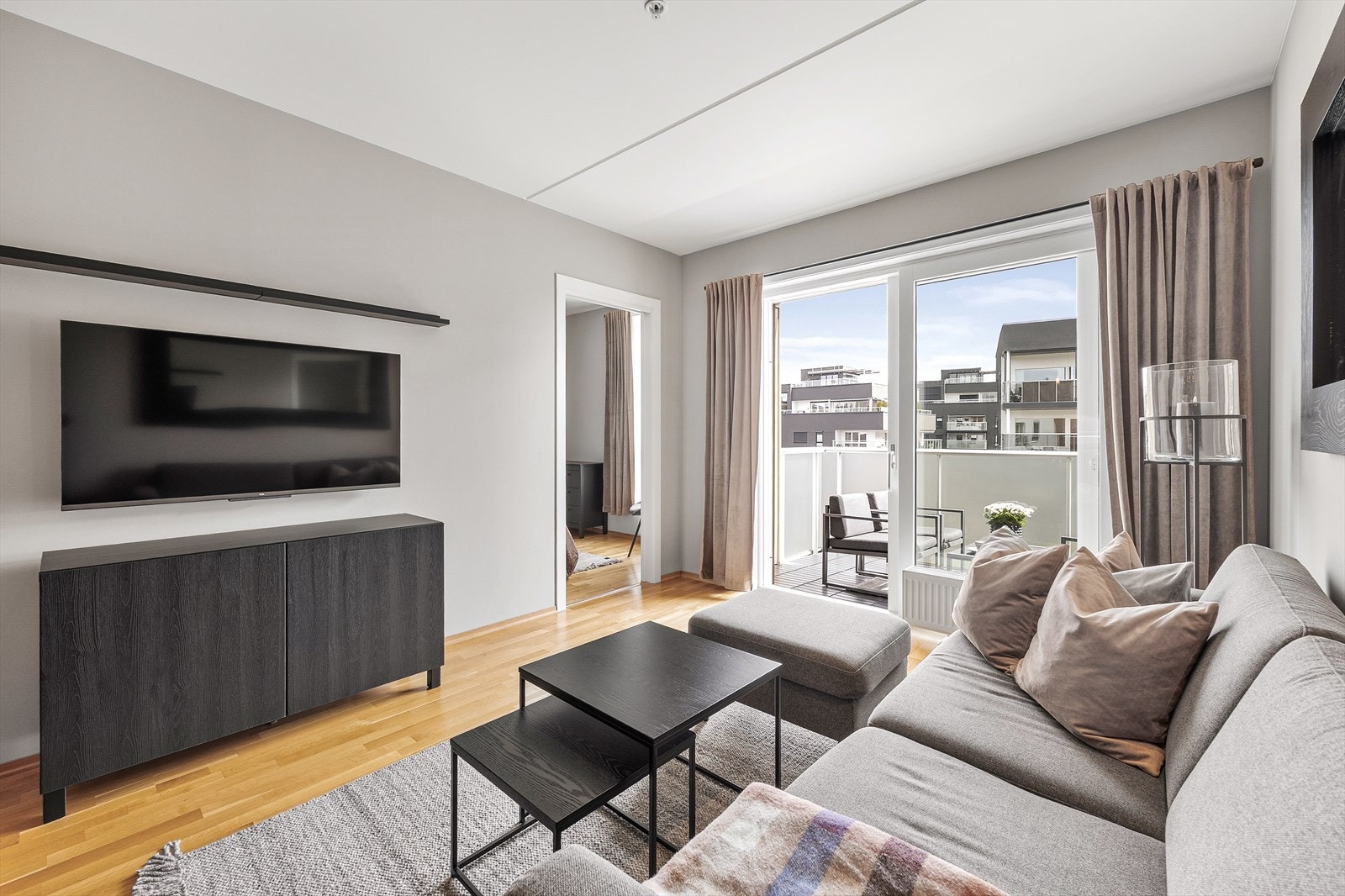 Den åpne løsningen gir god plass til en hyggelig spiseplass i tilknytning til både kjøkken og stue. Galleribilde