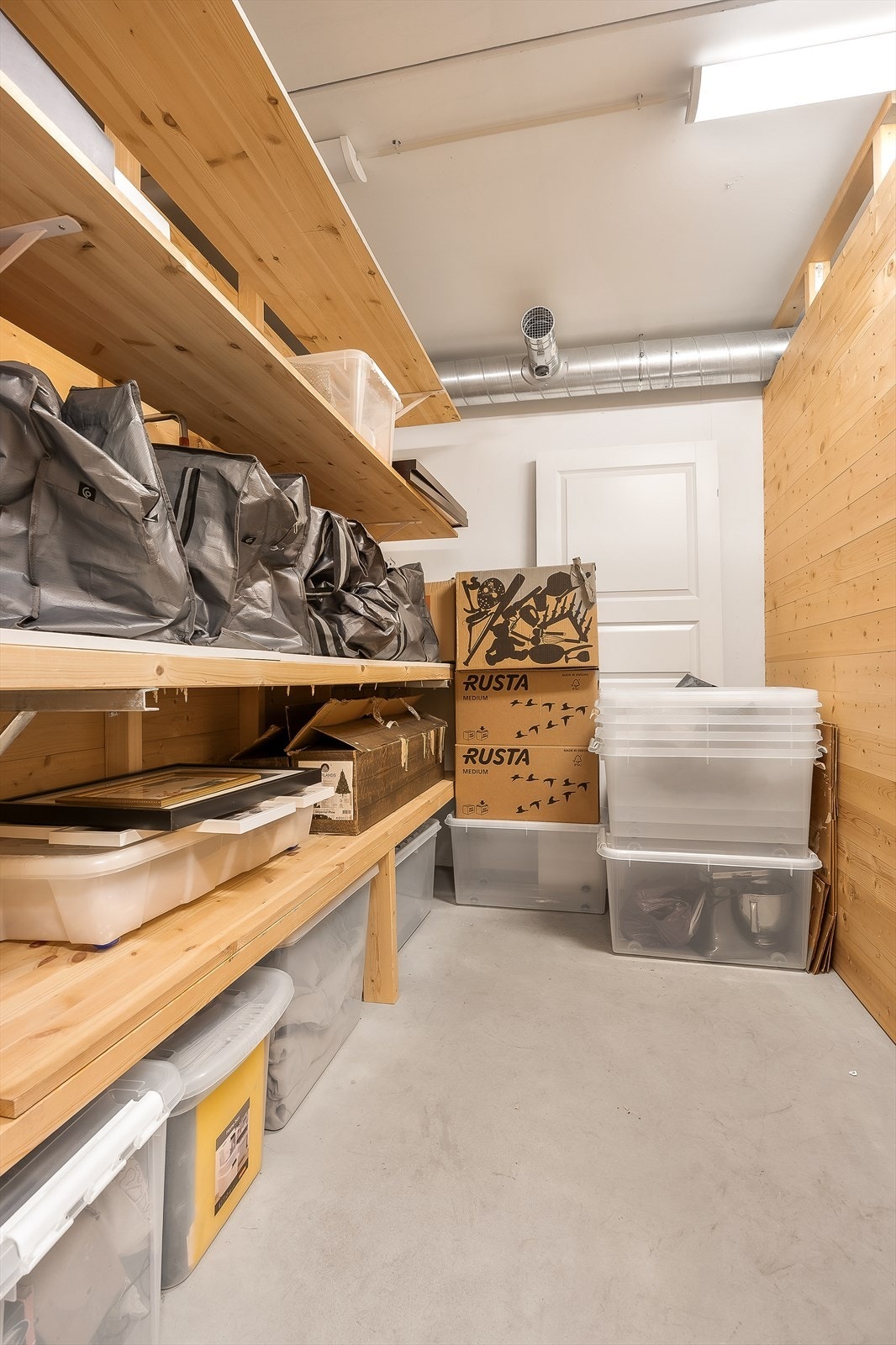 En romslig bod på 6 m² i kjelleren gir godt med ekstra lagringsplass. Galleribilde