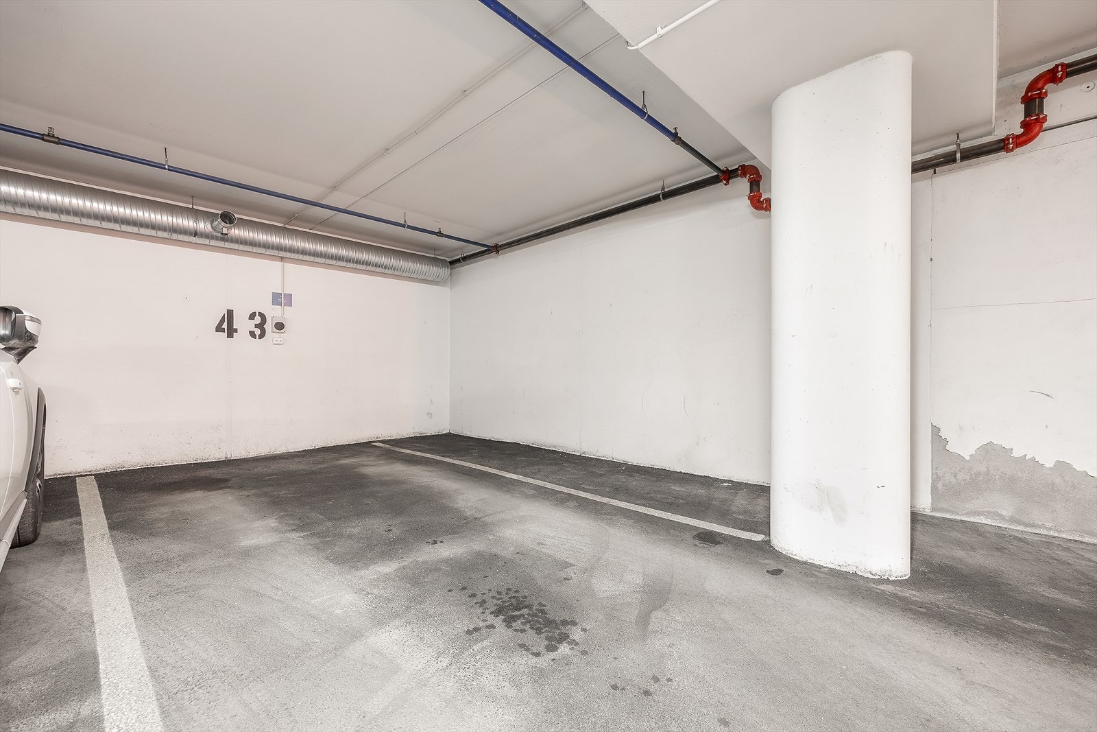 Det medfølger en fast garasjeplass i felles anlegg. Det er installert elbillader. Galleribilde
