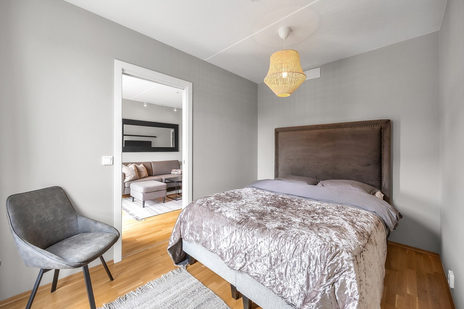 Soverommet er lunt med plass til dobbeltseng og nattbord. Galleribilde