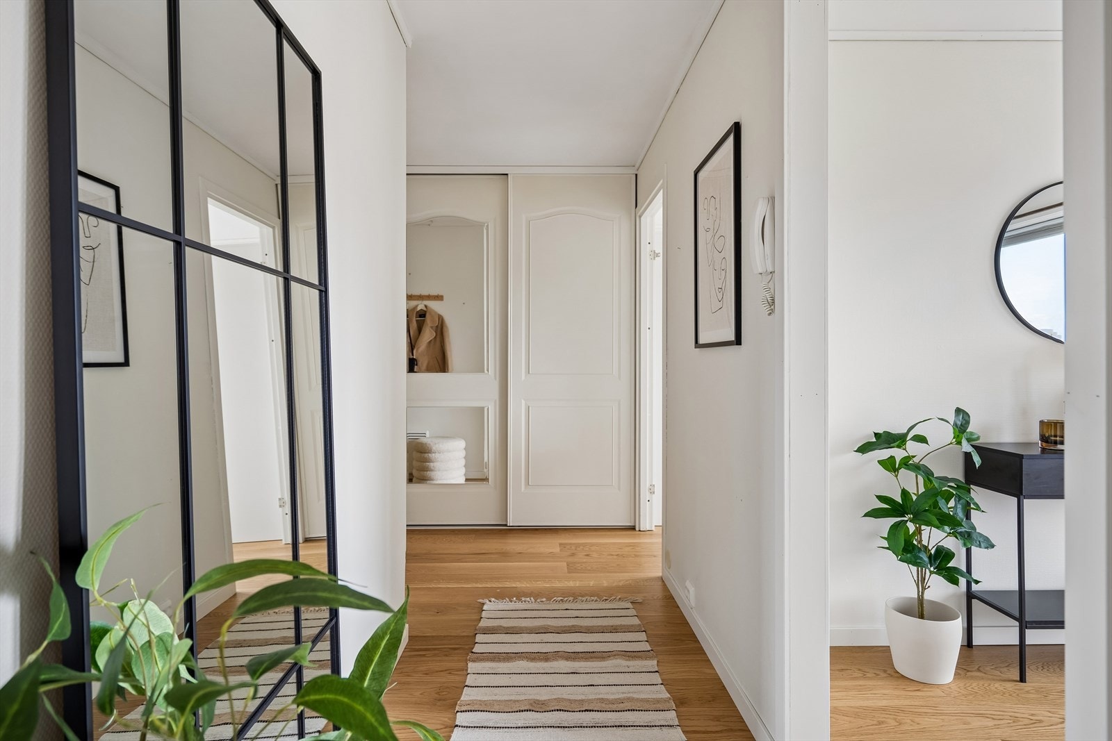 Gangen binder hele leilighetsplanet sammen, her er det også installert skyvedørsgarderobe Galleribilde