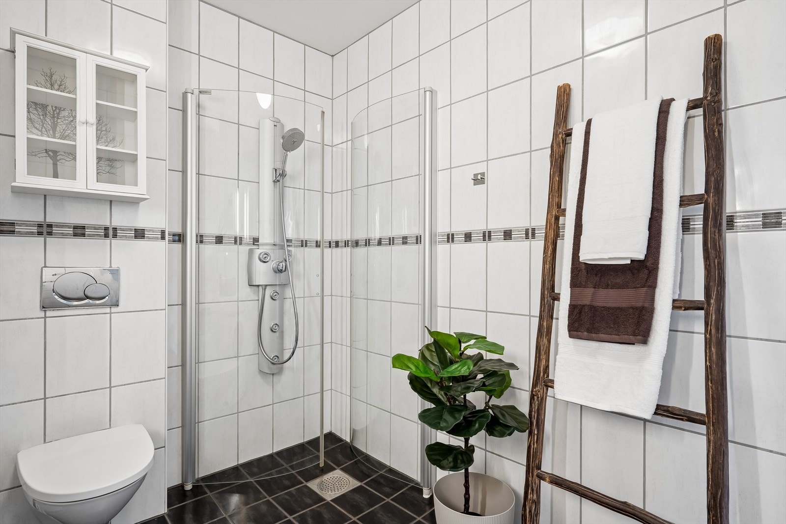 Badet er utstyrt med blant annet gulvvarme, vegghengt toalett og opplegg for vaskemaskin Galleribilde