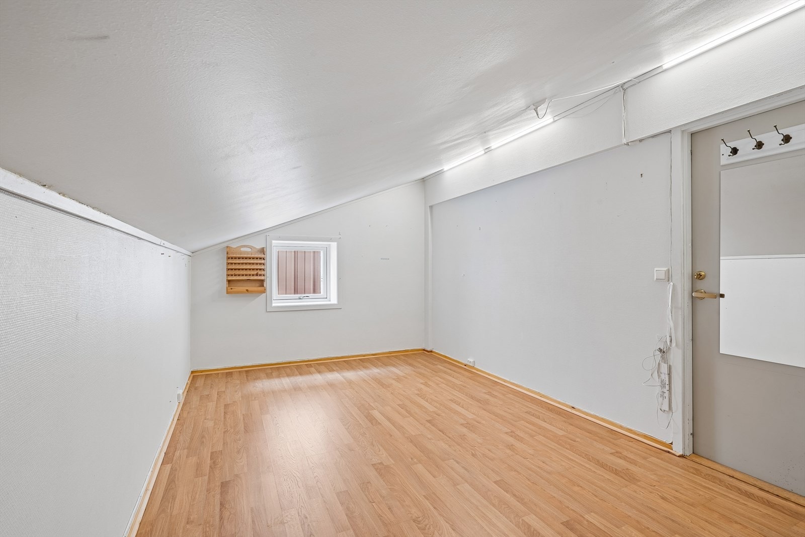 På andre siden av gangen for leiligheten følger det et ekstra disponibelt rom av god størrelse. Ypperlig for ekstra lagringsplass om man ønsker det. Galleribilde