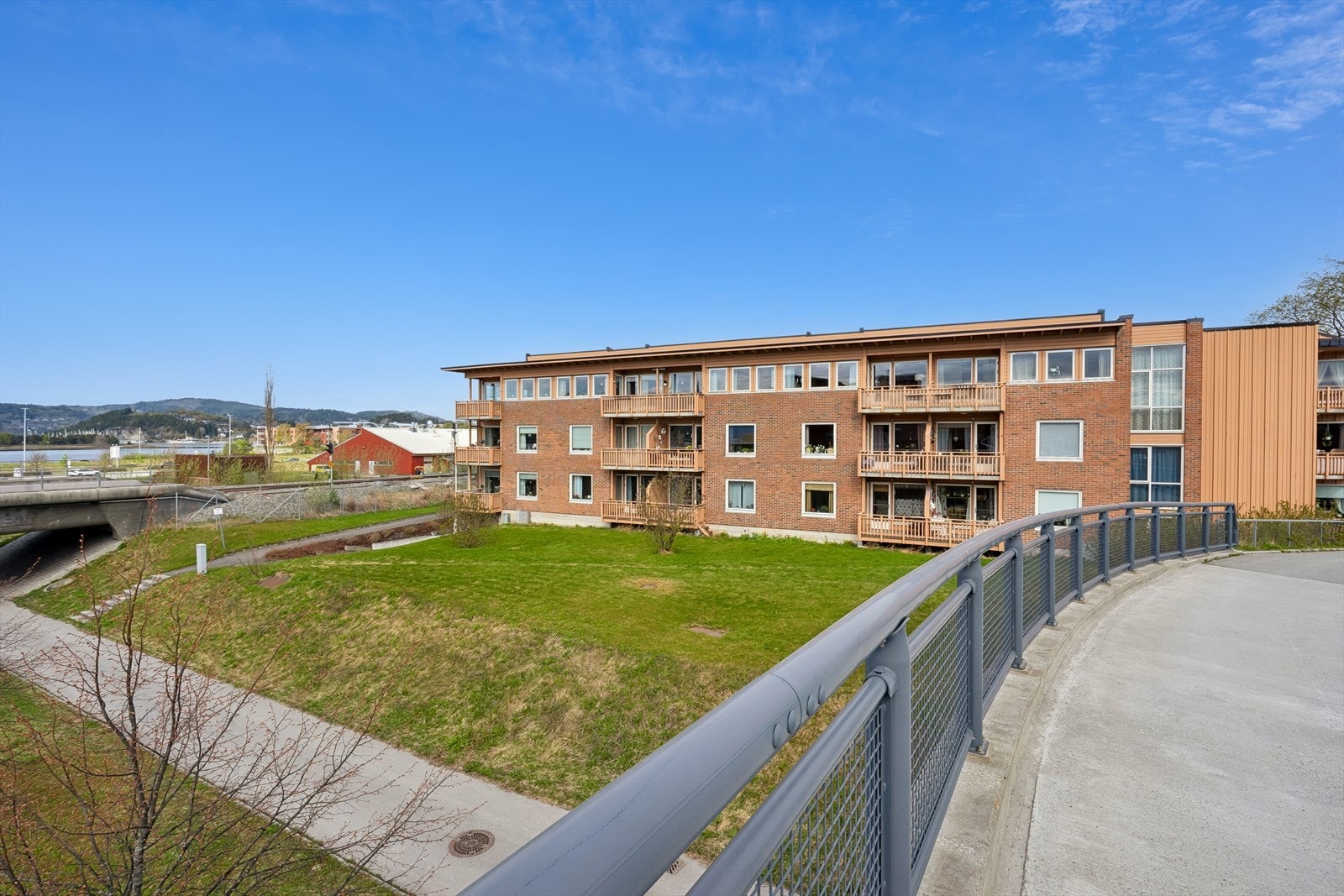 Borettslaget har en fin beliggenhet med kort vei til alt man skulle ha behov for i hverdagen. Togstasjon er også bare en kort spasertur unna. Galleribilde
