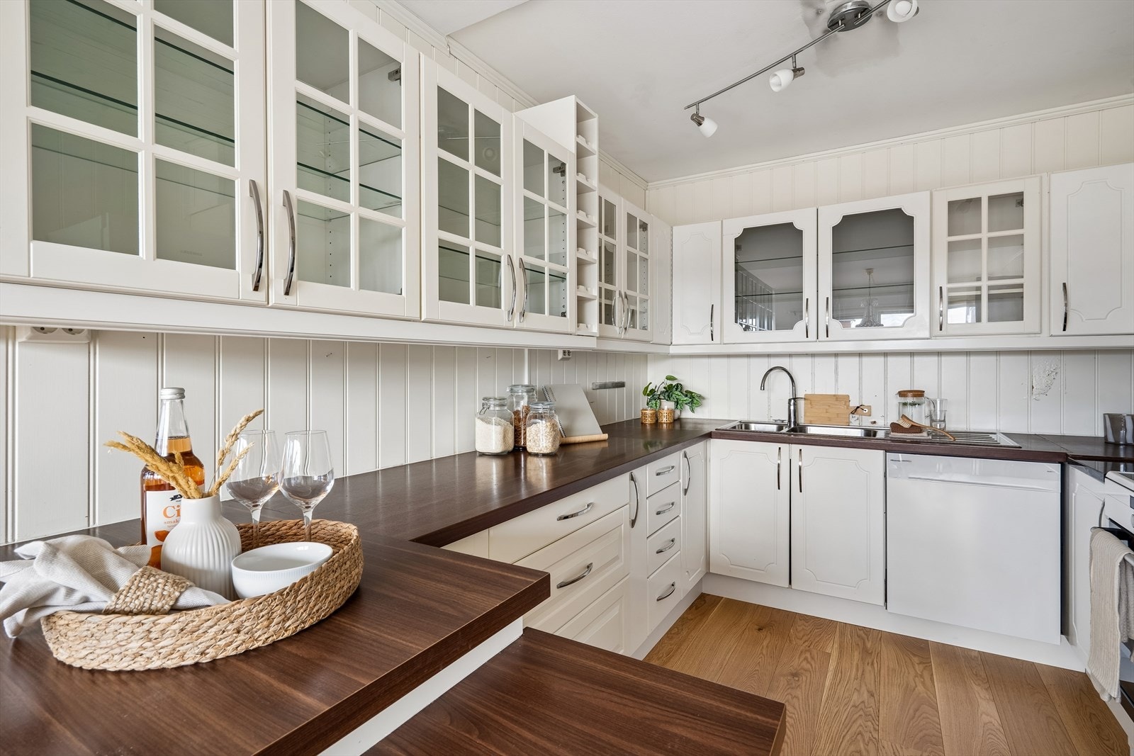 Det ble lagt nytt gulv i hele leiligheten i 2025 Galleribilde
