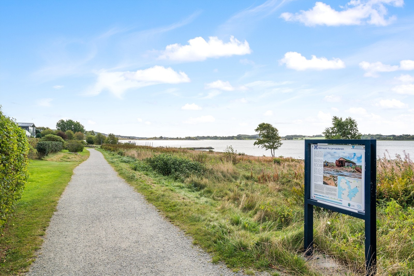 Flott tursti langs Hafrsfjord. Galleribilde