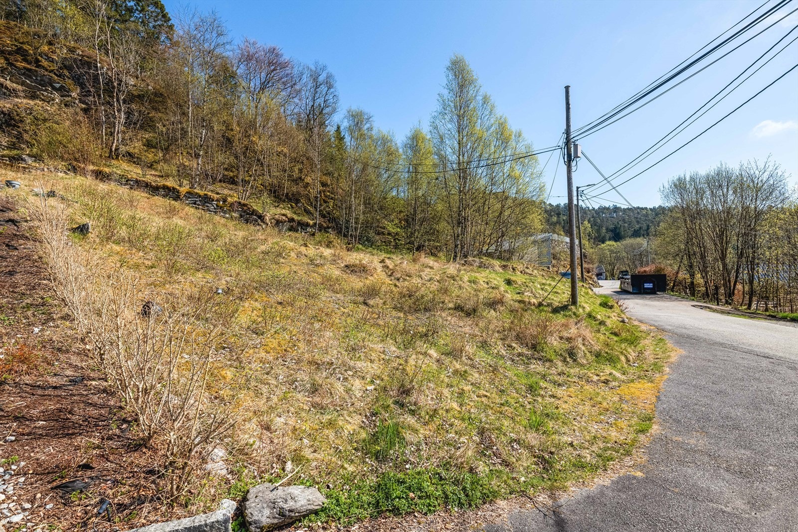Tomten har en flott og variert utforming, hvor hoveddelen er lett skrånende og gir gode muligheter for utnyttelse og adkomst. Den bakre delen grenser mot friluftsområde og går over i brattere terreng og fjell. Galleribilde