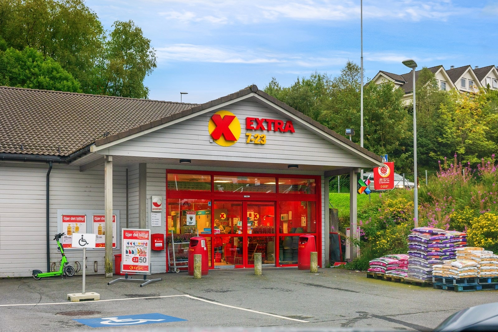 Nærmeste butikk er Extra Sædalen (med post i butikk). Galleribilde