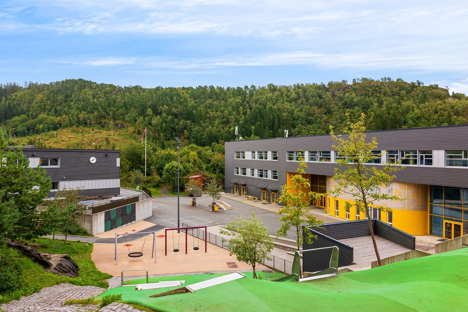 Nattland oppveksttun er en av Bergens største skoler (ny i 2017) med plass til ca. 900 elever i en kombinertskole fra 1.-10.trinn og en barnehage med plass til ca. 30 barn. Galleribilde