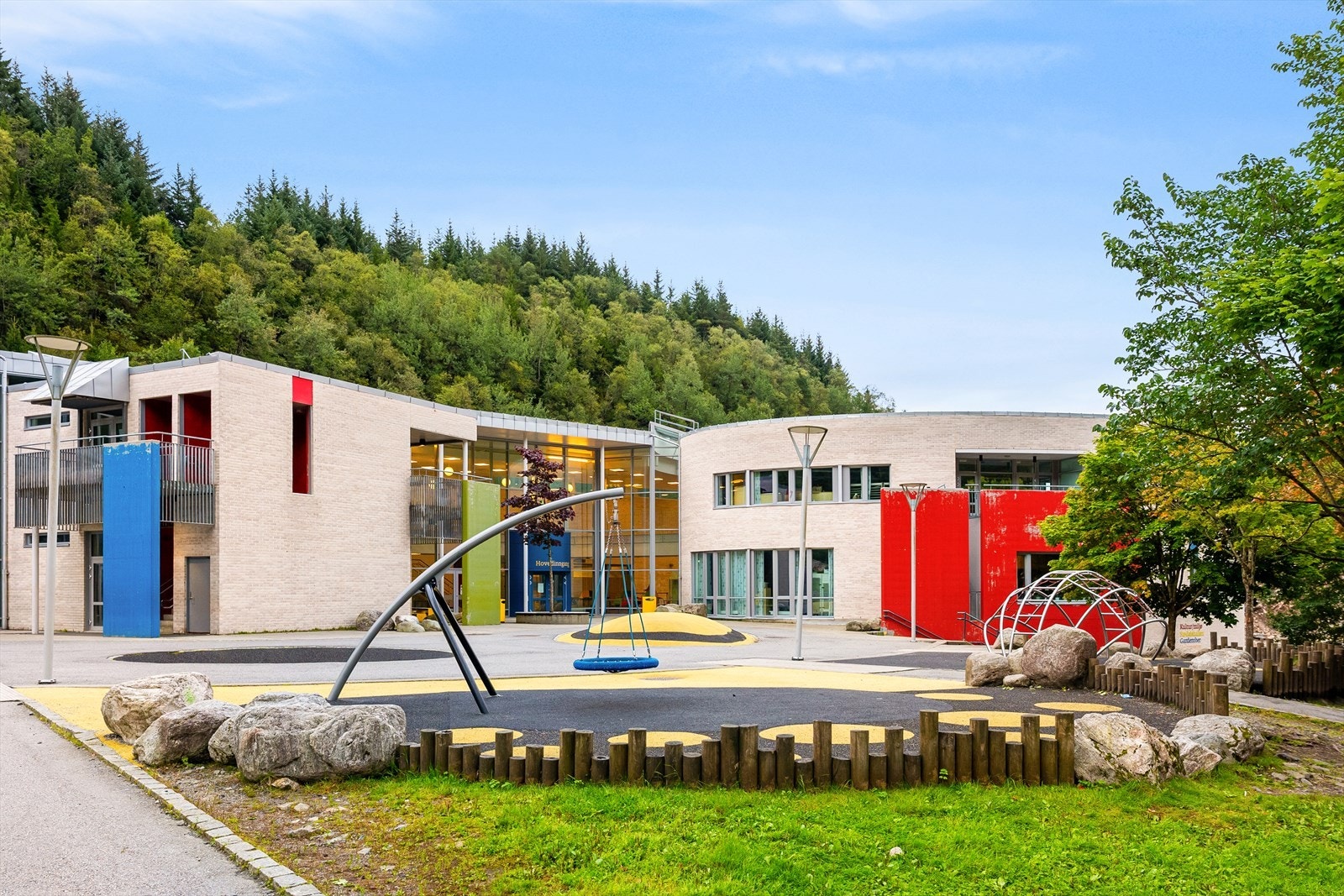 Sædalen barneskole åpnet i 2010. I tillegg er Sædalen kjent for sitt brede aktivitetstilbud gjennom Sædalen IL, med idrettsanlegg, kunstgressbaner og videre utvikling av nye fasiliteter. Galleribilde