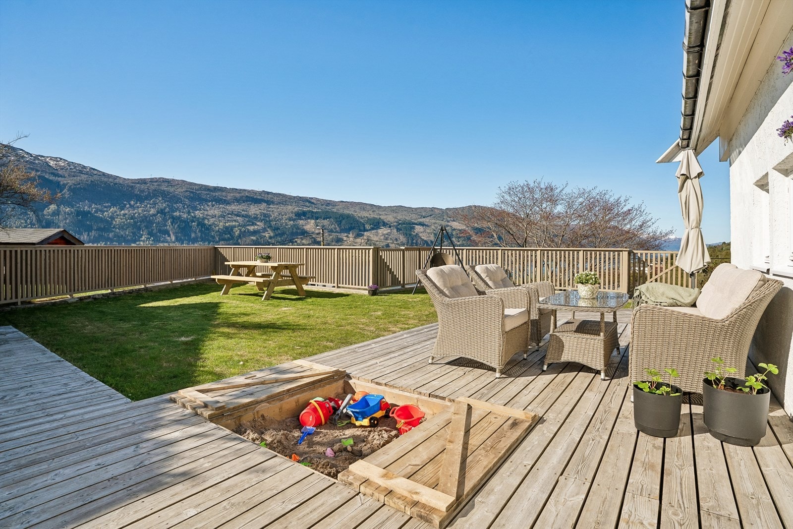 Tomta er opparbeidd i fleire nivå, med terrassar med nye støttemurar i betong, plen og fleire uteplassar. Perfekt for leikeareal, kjøkkenhage og meir til! Galleribilde