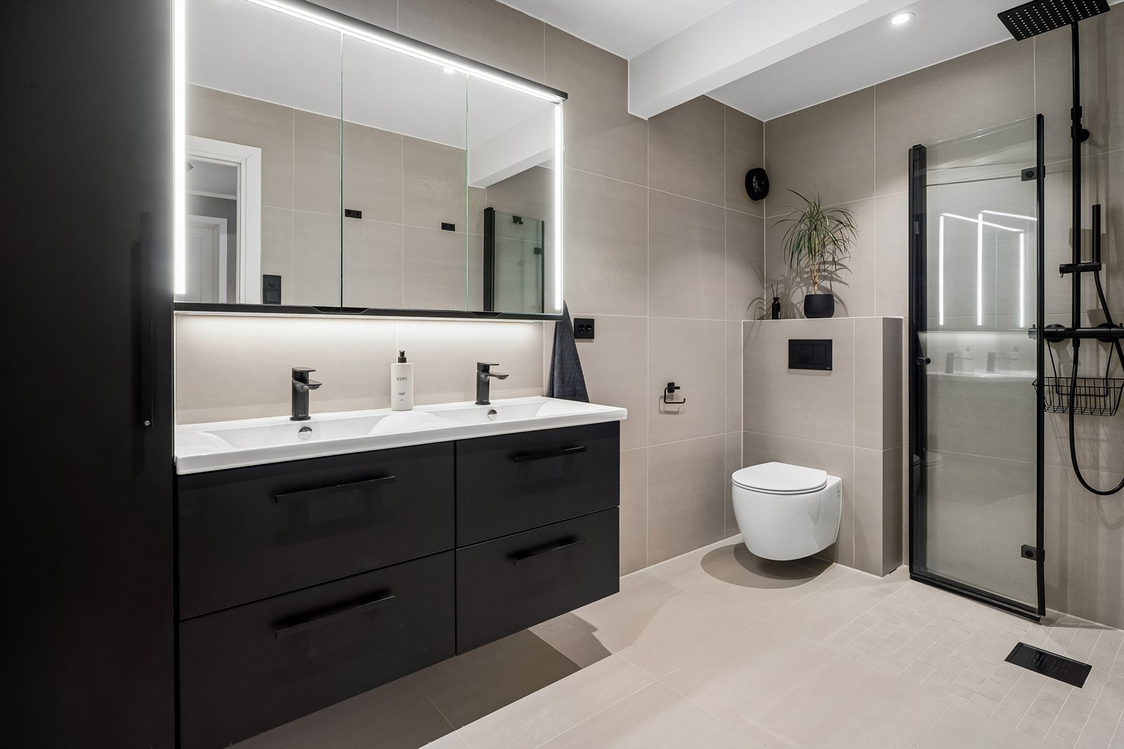 Badet vart renovert i 2023 med flis på golv og vegg, elektriske varmekablar og av innreiing har du vegghengt toalett, dusj på golv med innfellbare glasdører, skuffeinnreiing med med dobbel, heilstøypt servant og høgskap. Galleribilde