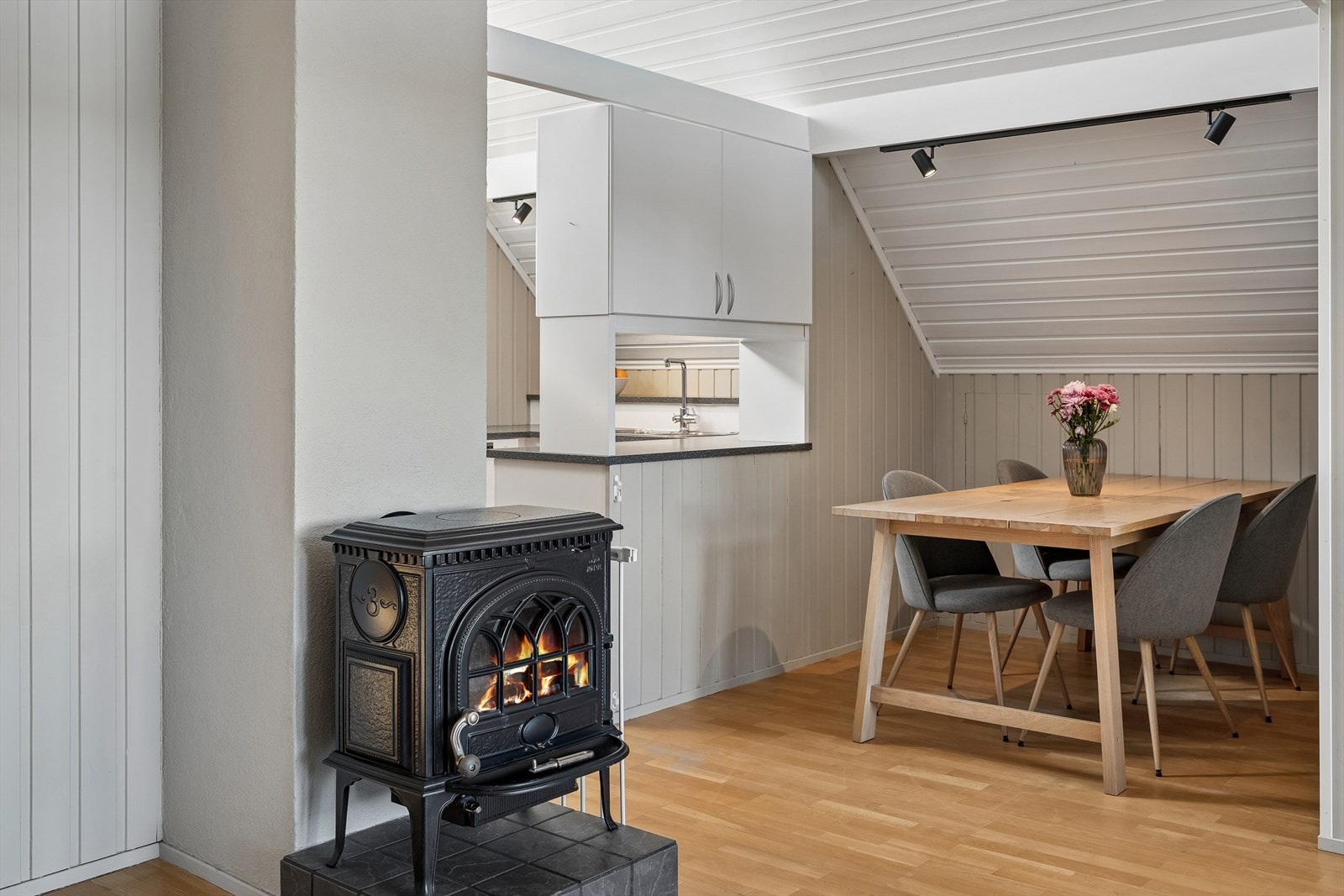 Frå stova er det delvis åpent mot spisestove og kjøkken.
Det er også ein vedomn i stova som varmar godt på ekstra kalde dagar. Galleribilde