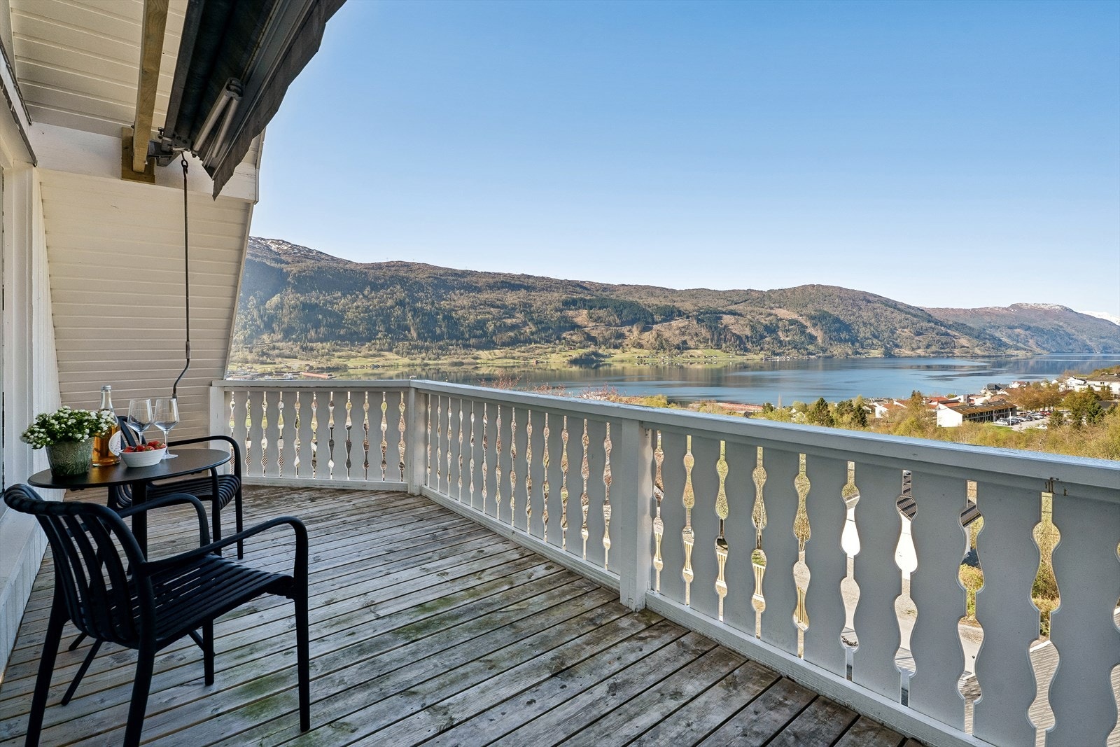 Frå stova er det utgang til ein romsleg balkong med nydelilg utsikt mot sentrum, fjord og fjellheim. Balkongen har overbygg, og blr det nødvendig kan du også sveive ut markise. Galleribilde