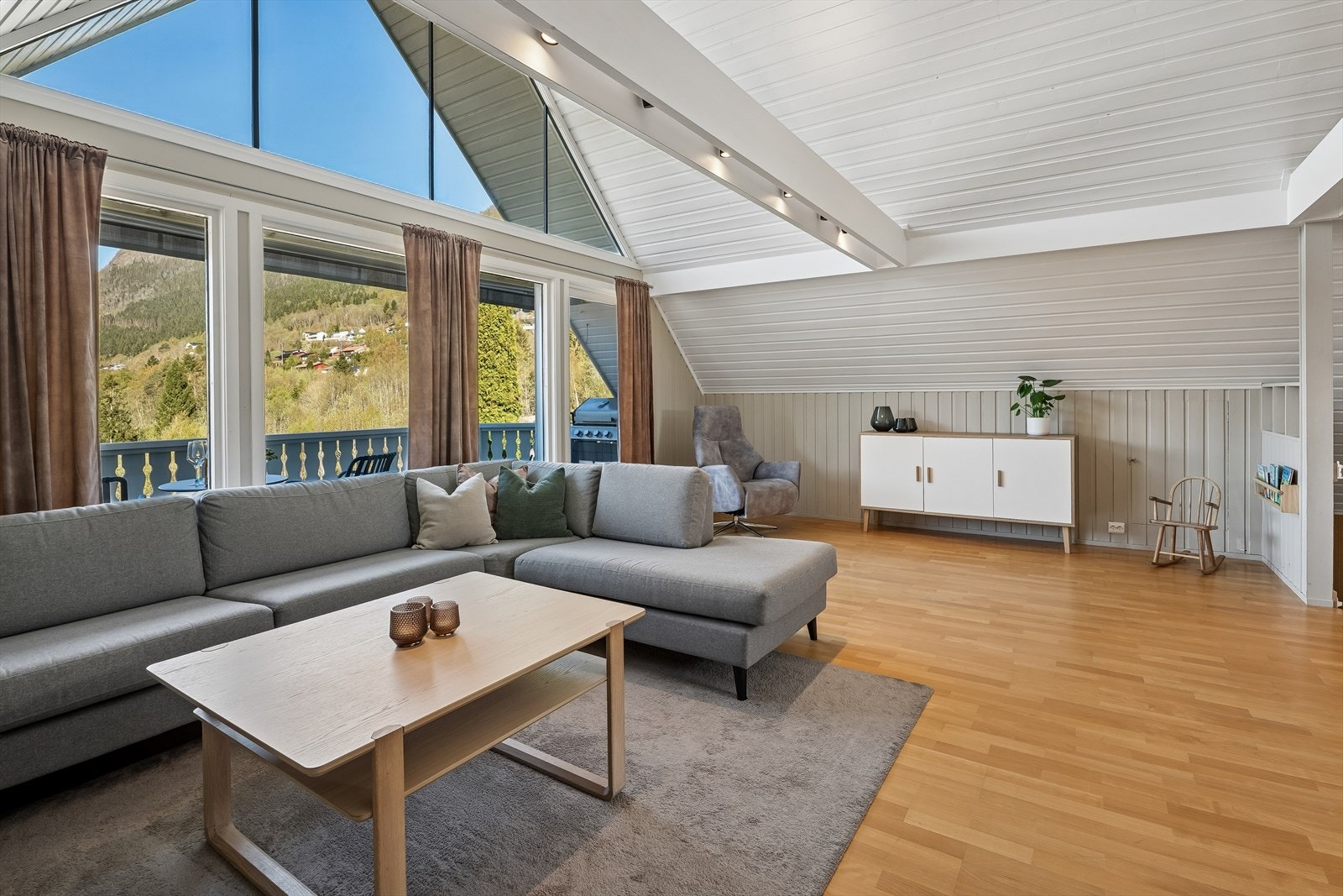 Store vindaugeflater og direkte utgang til balkong gir rikeleg med naturleg lys inn i rommet. Galleribilde