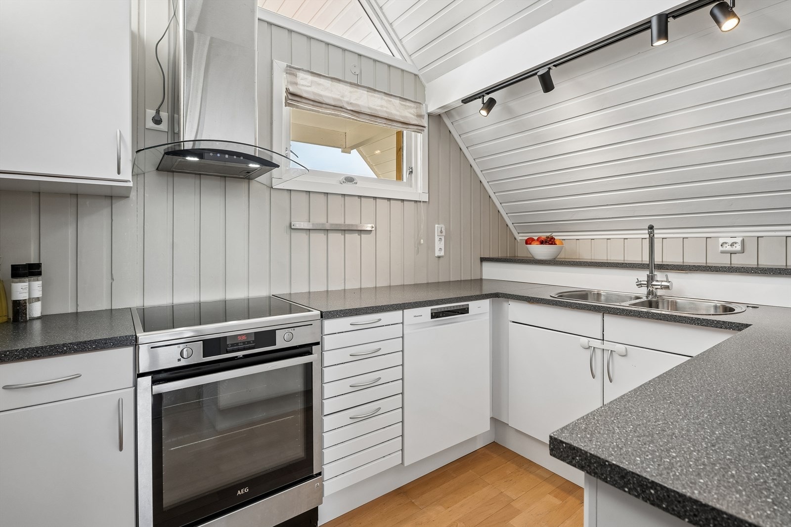 Kjøkkenet har innreiing med glatte, folierte frontar og benkeplate i laminat. Det er godt med benkeplass i innreiinga. Galleribilde