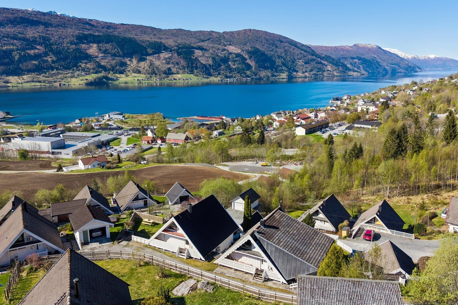 Frå den vestvende eigedomen har du nydelig vakker utsikt mot fjord, fjellheim og bygda. Galleribilde