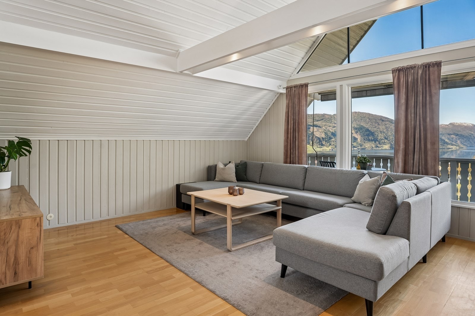 Stova har parkett på golvet og malt panel på veggar og i tak. Det er godt med plass i rommet, og plass for oppbevaring har du fleire stader i stove og kjøkken. Galleribilde