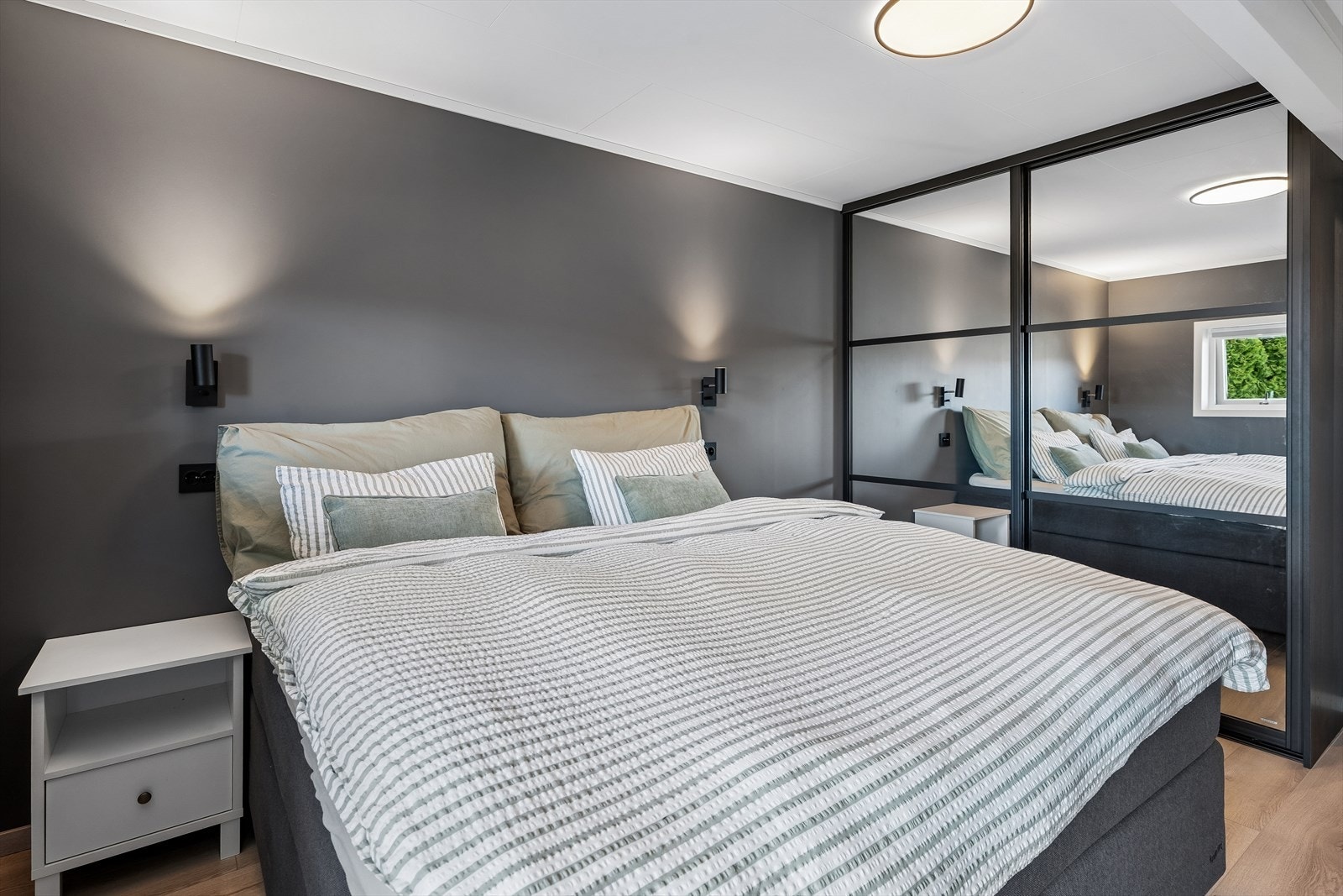 Rommet har ein romsleg garderobe med spegelfrontar. Her får du hotellromkjensla heime! Galleribilde