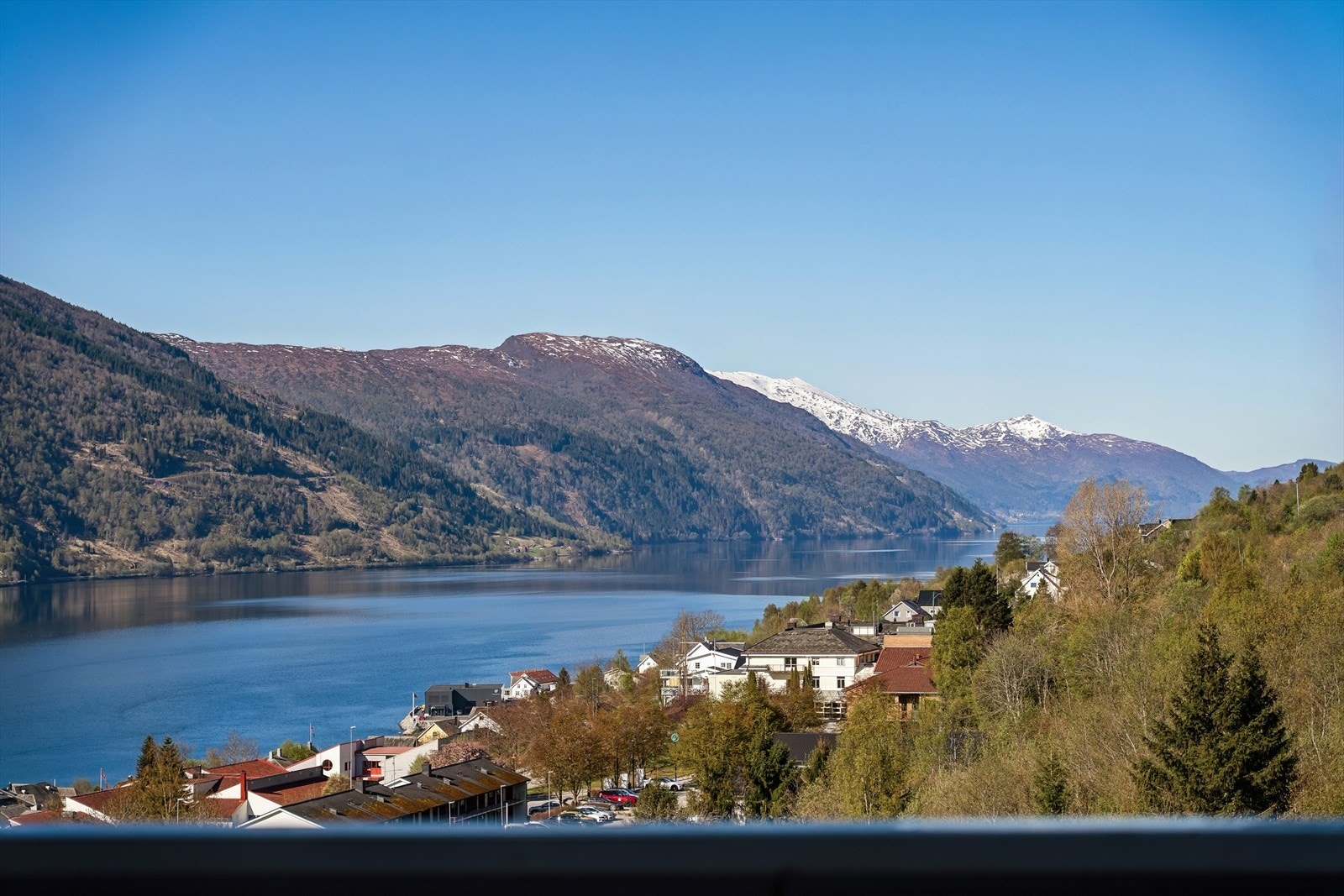 Utsikt mot Nordfjordeid sentrum og fjorden. Galleribilde
