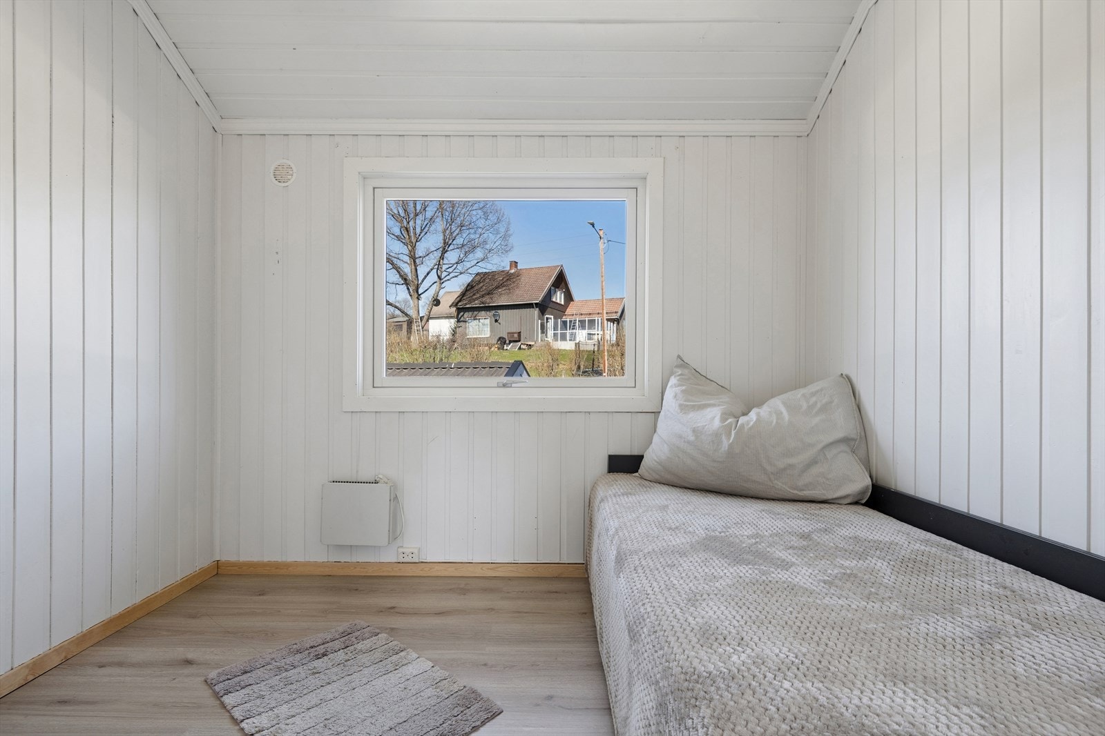 Soverom 2 har plass til garderobe og kontorpult om ønskelig Galleribilde