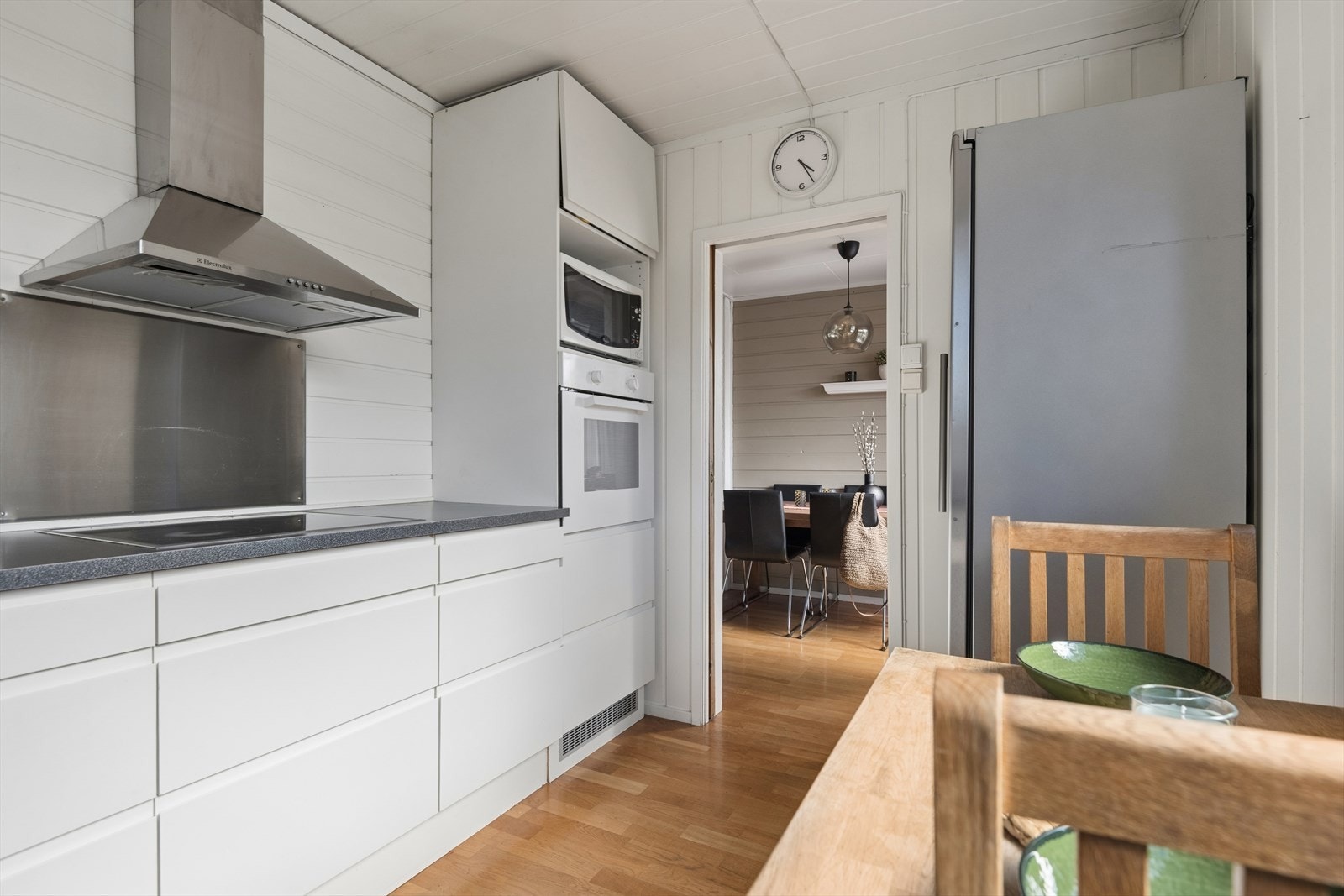 Kjøkkeninnredningen er fra 2010 med moderne, glatte fronter Galleribilde