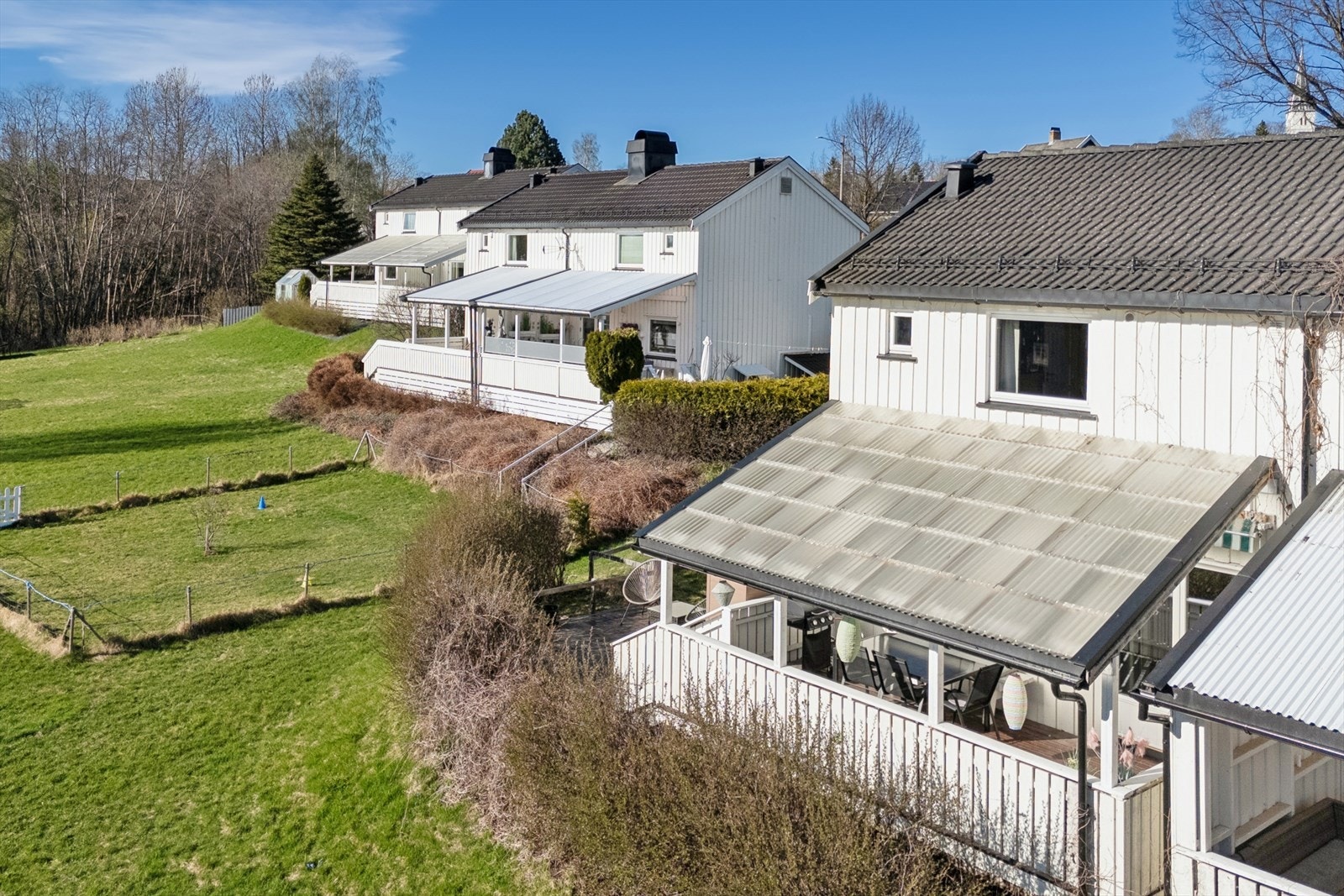 En fin hage utenfor gir god plass til lek og uteaktiviteter Galleribilde