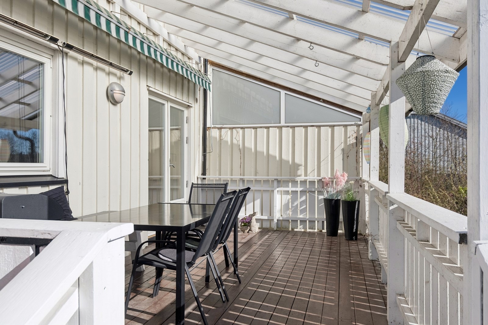 Det er adkomst til hagen fra terrassen Galleribilde
