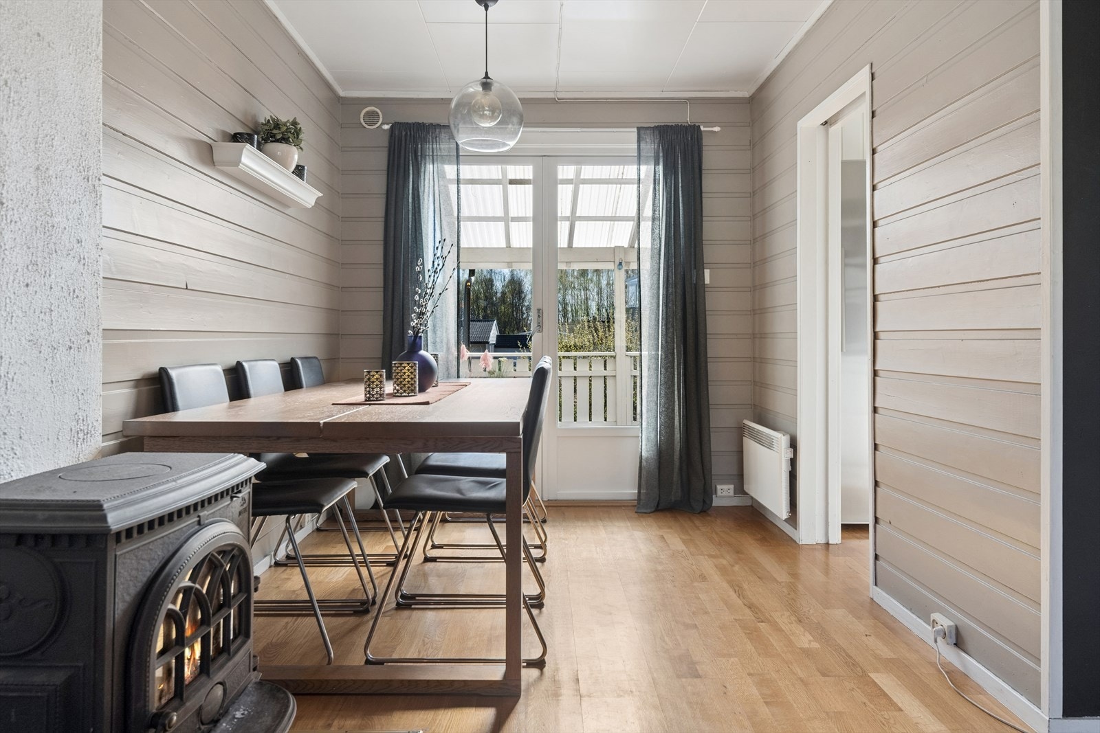 Fra spisestuen er det utgang til terrasse med overbygg Galleribilde