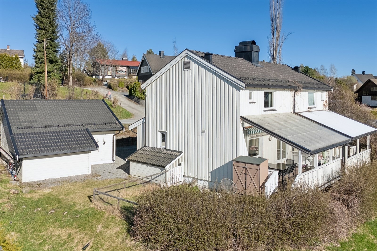 En fin hage med plass til lek for barn og voksne Galleribilde
