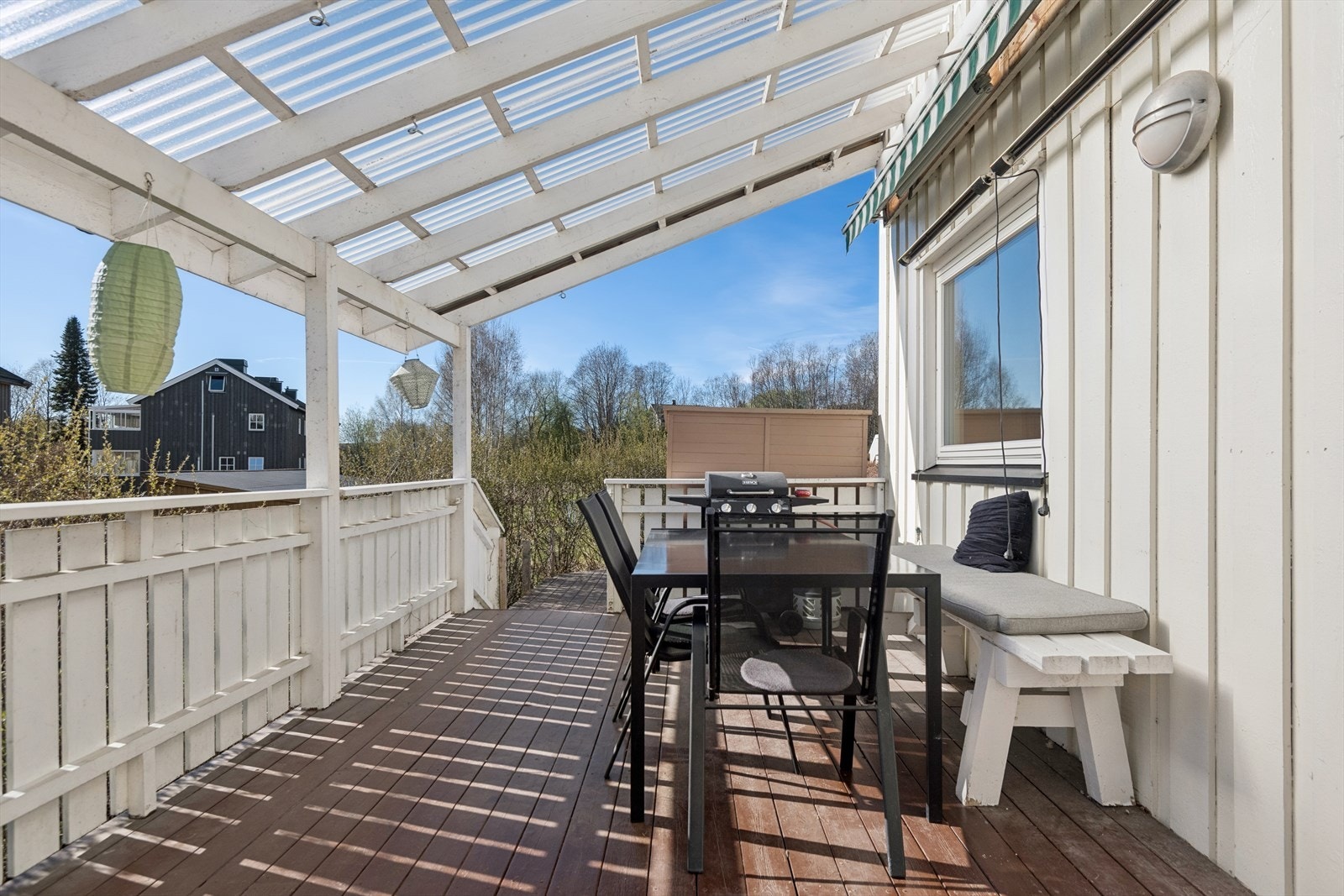 En deilig, overbygget terrasse som kan benyttes hele sommerhalvåret uansett vær Galleribilde