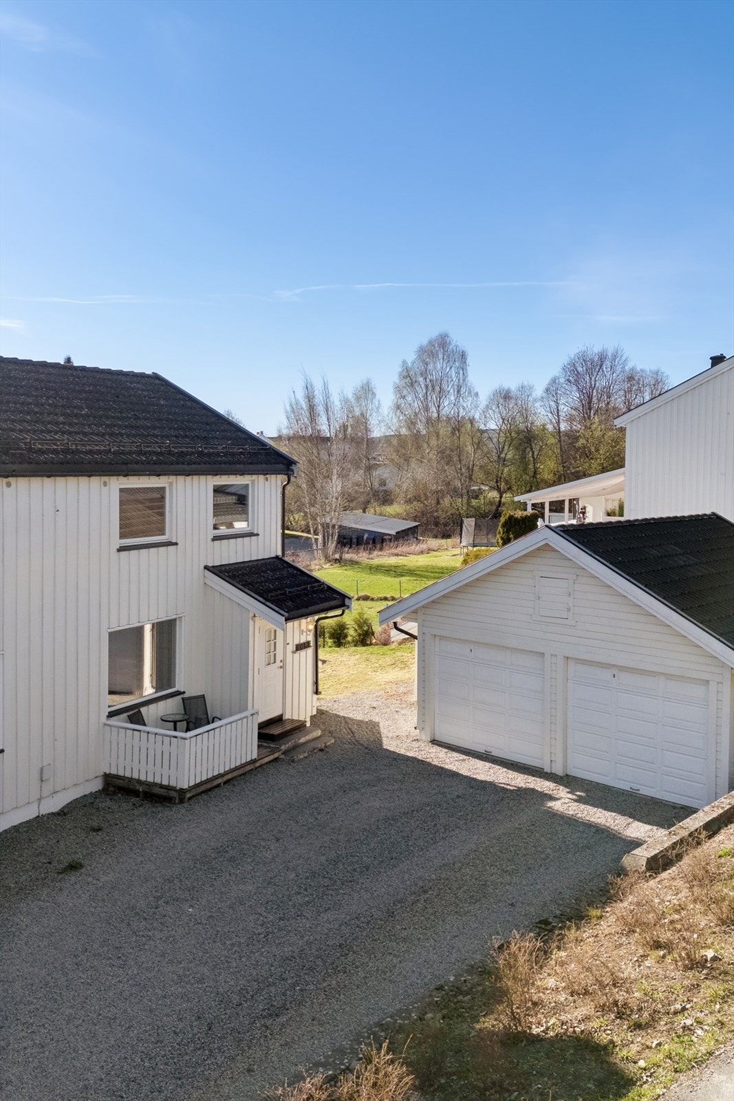 Det er god plass på gårdsplassen samt egen garasjeplass Galleribilde
